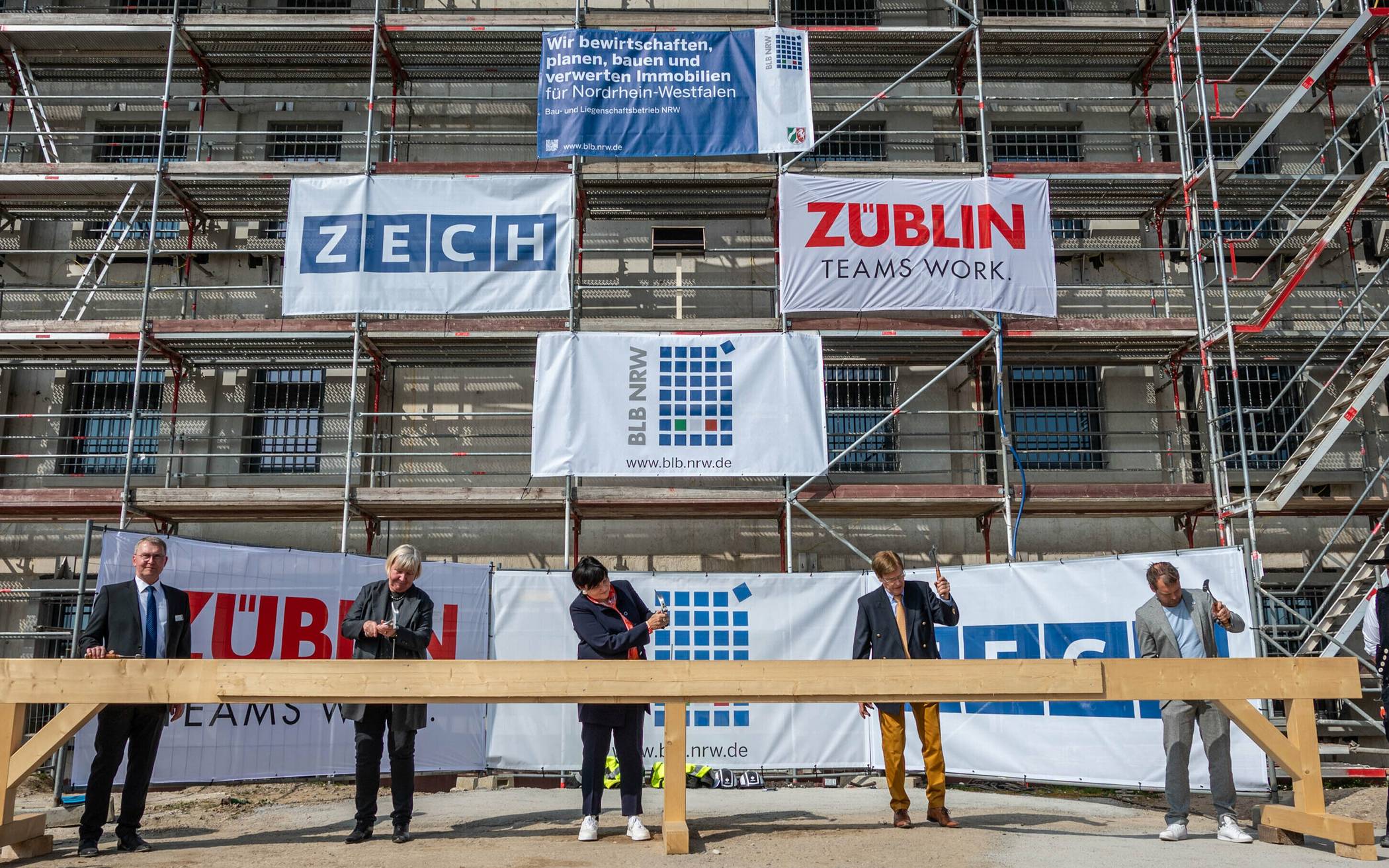  Richtfest der JVA Willich I: BLB NRW-Niederlassungsleiter Markus Vieth, JVA-Leiterin Charlotte Adams-Dolfen, BLB NRW-Geschäftsführerin Gabriele Willems, NRW-Justizminister Peter Biesenbach und Willichs Bürgermeister Christian Pakusch schlagen den symbolischen letzten Nagel in den Dachstuhl (von links). Foto: BLB NRW/ Caroline Seidel-Dißmann 