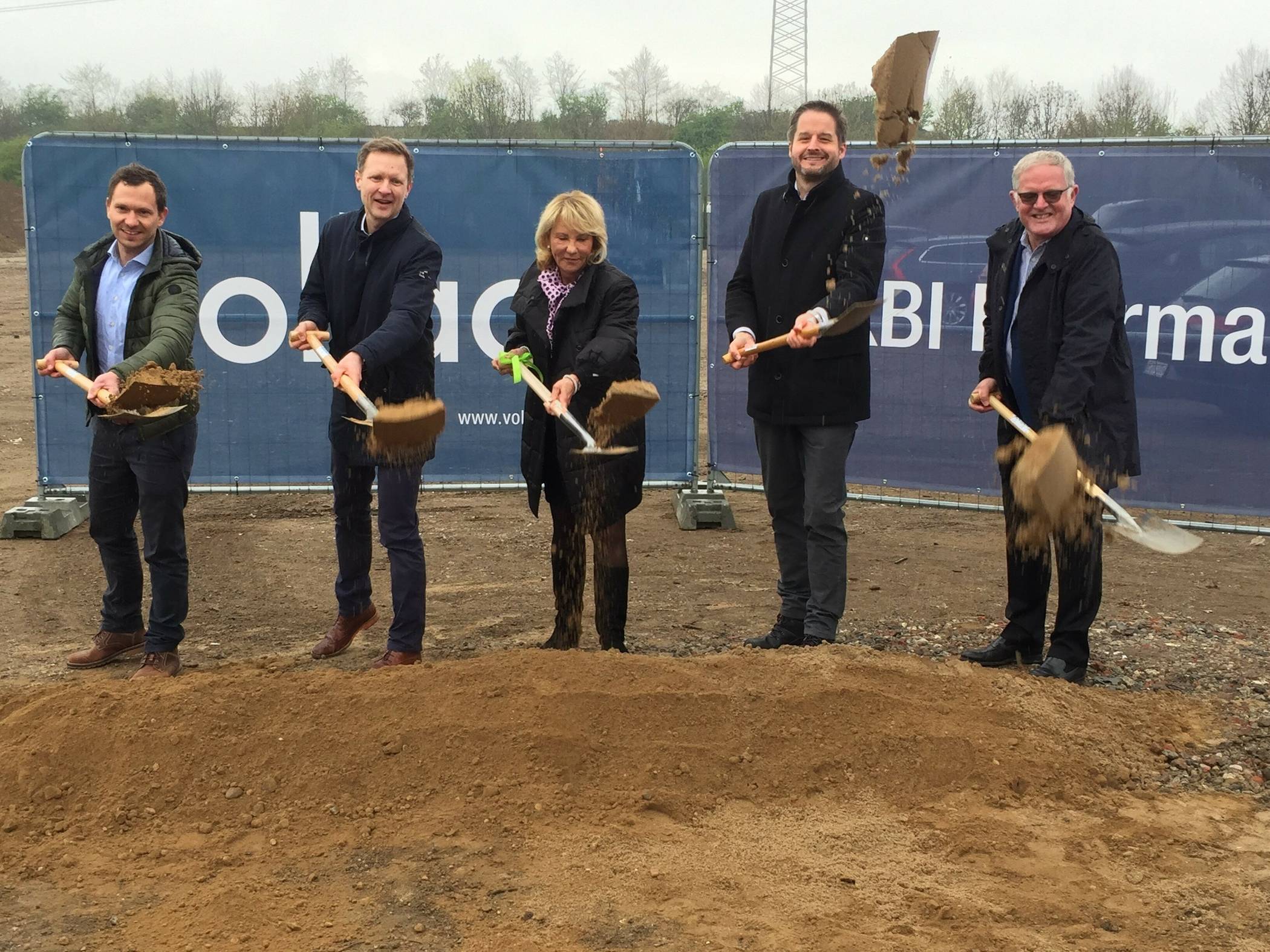 Stephan Benninghoven von der städtische Wirtschaftsförderung, Heiko Hensing (Vollack), Karin Klotzbach-Bierhoff (KBI pharma), Bürgermeister Christian Bommers und Jan van Ee (KBI pharma) (v.l.) beim Spatenstich. 
  