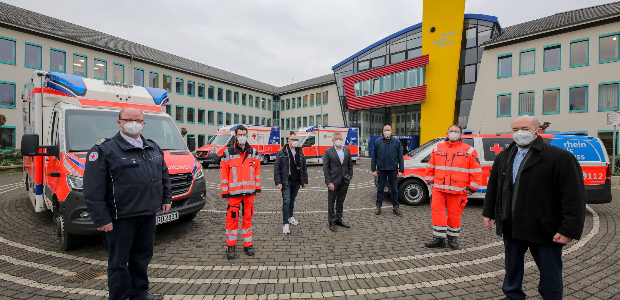Neue Wagen für Rettungsdienst und Notärzte (v.l.): René Ueckert, Henrik Fritz, Michael Vucinaj, Landrat Hans-Jürgen Petrauschke, Marcus Mertens, Karsten Juchems und Richard Krings. 
  