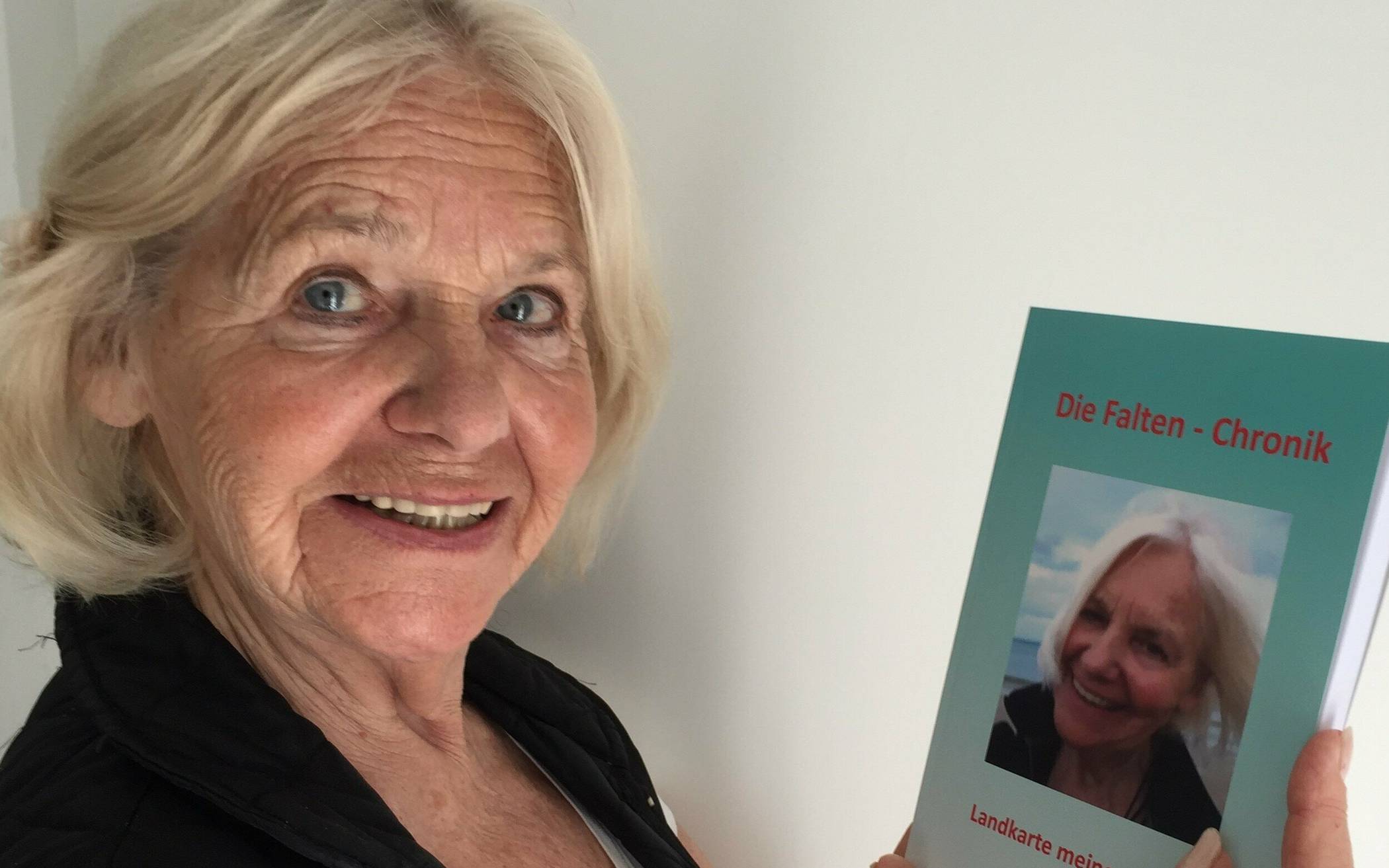 Die Strümper Autorin Ursula Polaczek mit ihrem neuesten Werk „Die Falten-Chronik. Landkarte meines Lebens“. 