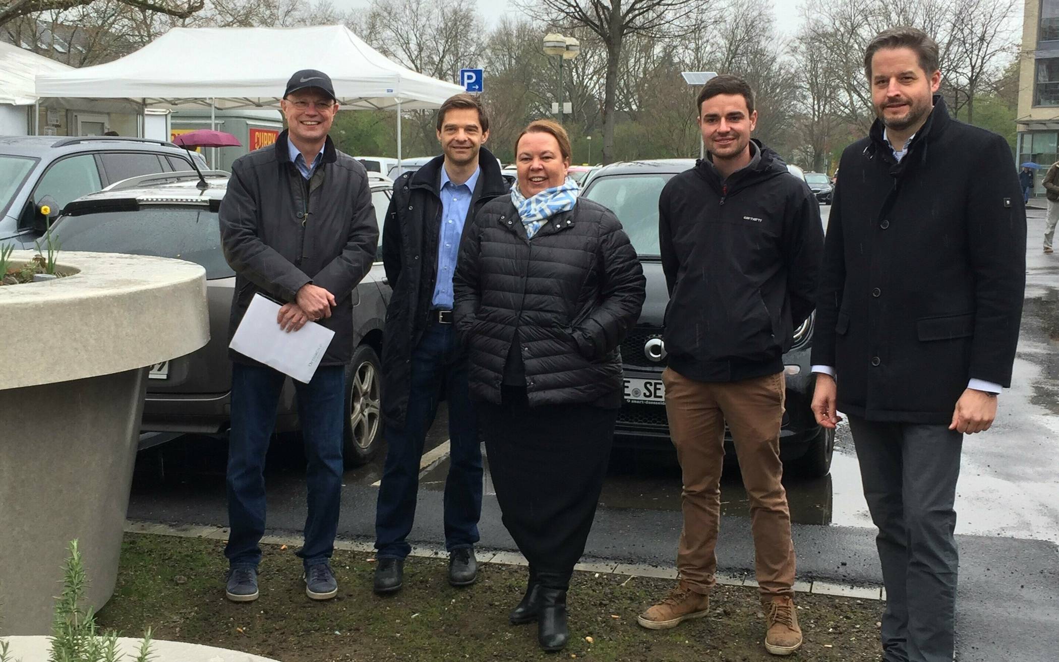  Warben für Nachhaltigkeit durch Begrünung (v.l.): Wolfgang Schuldzinski (Verbraucherzentrale NRW), Benjamin Küsters (Verband Garten-, Landschafts- und Sportplatzbau NRW), Ministerin Ursula Heinen-Essser, Landschaftsgärtner Hendrik Bogie und Bürgermeister Christian Bommers. 