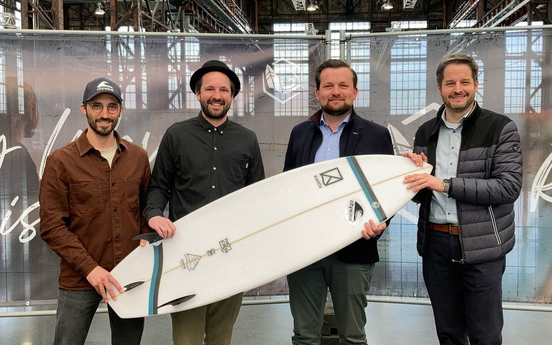  Urlaubsfeeling vor Industriekulisse (v. l.): Fabian Strödel, Technischer Leiter citywave, RheinRiff-Geschäftsführer Julien Thiele, Patric Gellenbeck, Standortleiter Areal Böhler, und Bürgermeister Christian Bommers. 