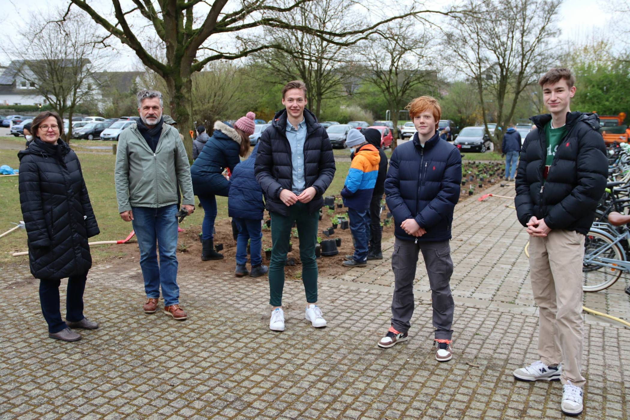  Die Schülersprecher Tim Rudolph, Konstantin Schmitz und Ben Querling (v.r.n.l.) haben den Projekttag organisiert. Markus Weidemann, Landschaftsarchitekt bei der Stadt Meerbusch, unterstützte das Projekt „Nachhaltigkeit“. Schulleiterin Dorothee Schiebler freut sich über das Engagement. 