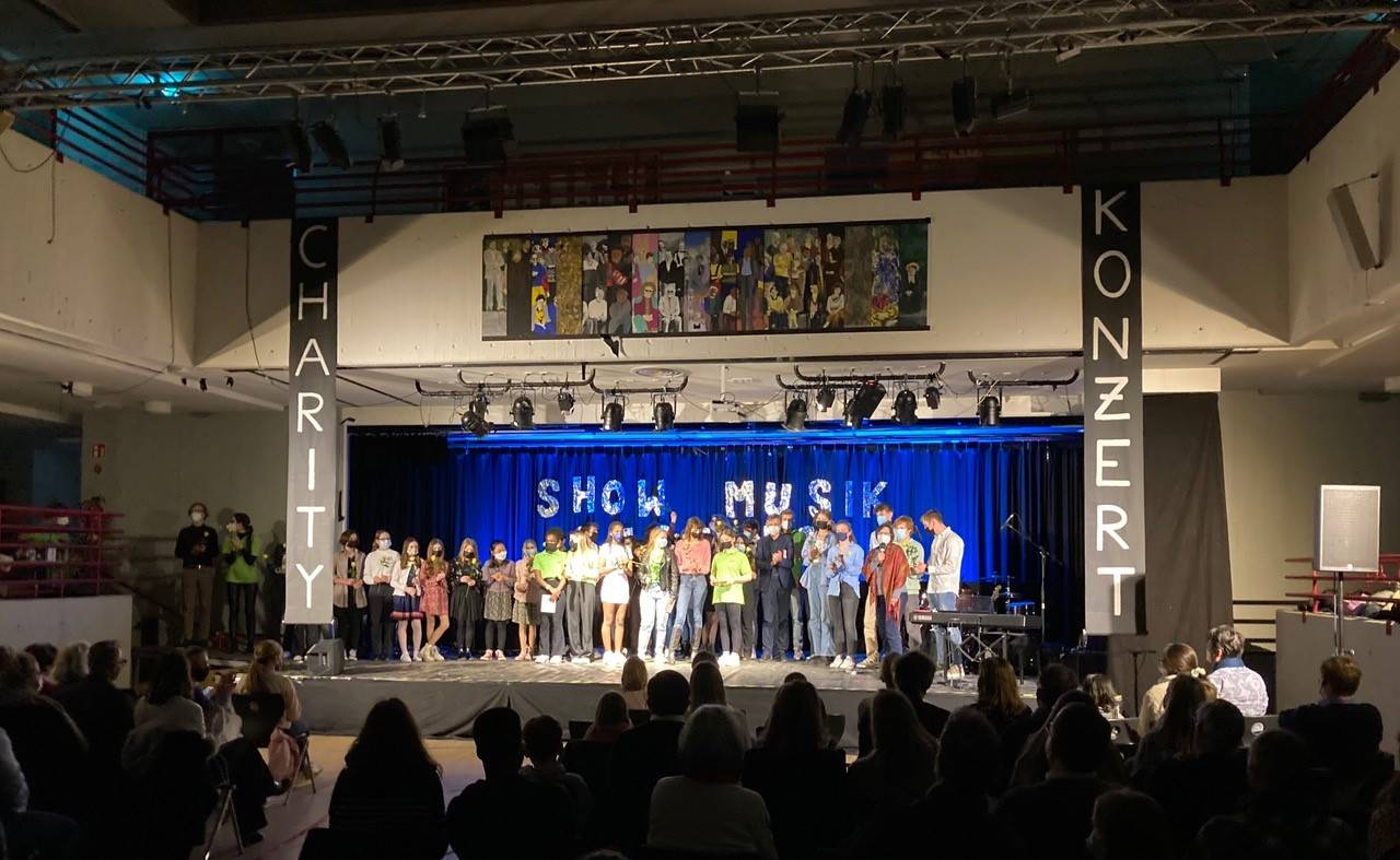  Schulleiterin Dorothee Schiebler bedankte sich bei allen Beitiligten des Charity-Konzerts und rief das Publikum zu großzügigen Spenden für das Waisenhaus Midlandshome for Children in Simbabwe auf. 