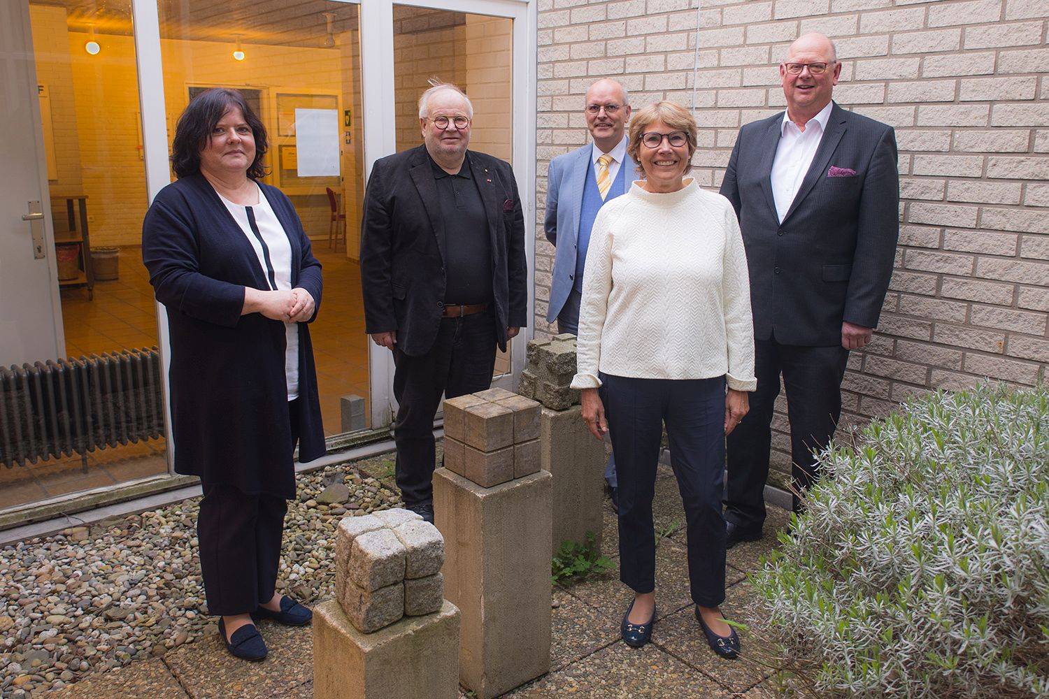  Neu gewählt wurde der Vorstand der ACK in Krefeld und Meerbusch (v.l.): Superintendentin Dr. Barbara Schwahn (Vorsitzende), Hans-Joachim Hofer, Klaus-Norbert Kremers (ehemaliger Vorsitzender), Bettina Steinhaus, Wolfgang Wegener. 