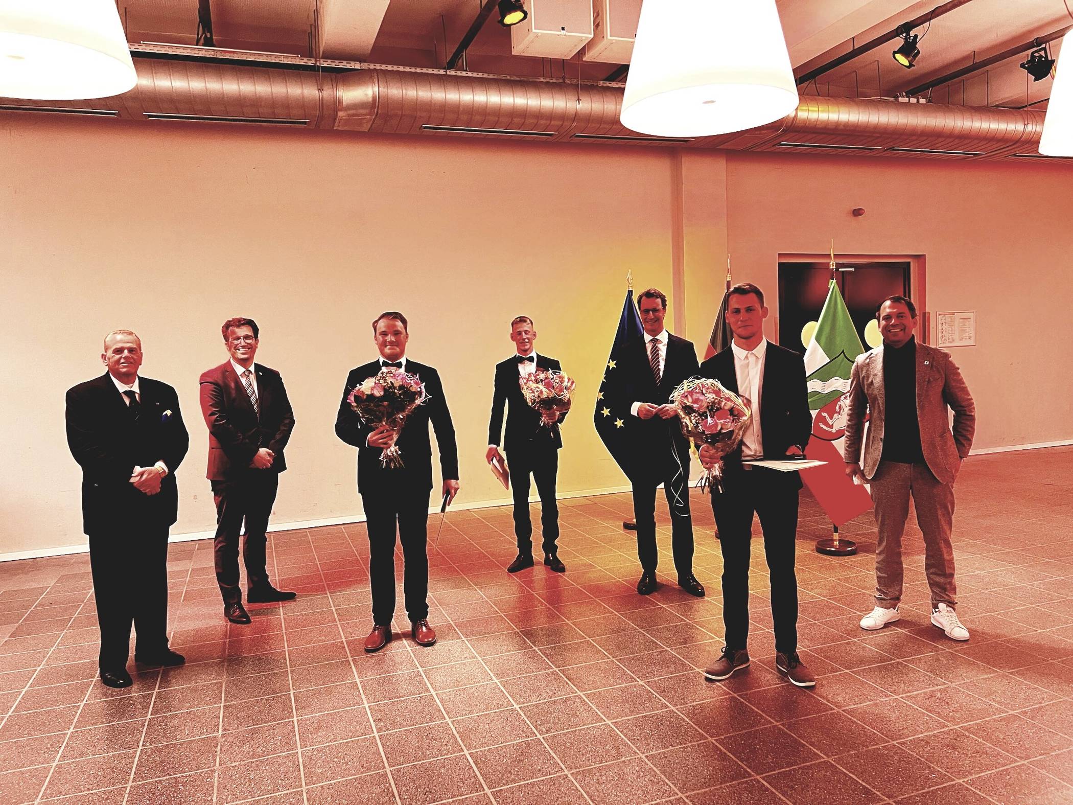 Udo van Neer (stellvertretender Landrat des Kreises Viersen), Christian Küsters (Bürgermeister von Nettetal), Niclas Faßbender-Hunger, Nino Markus Buscher, Hendrik Wüst (Ministerpräsident des Landes NRW), Joshua Glasmachers, Christian Pakusch (Bürgermeister von Willich) bei der Feierstunde in Münster.