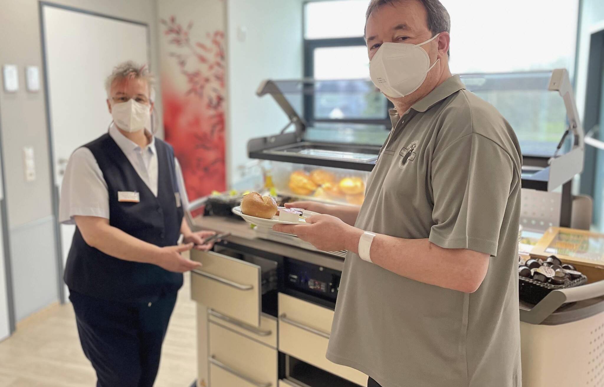 Ab sofort können sich Patientinnen und Patienten am Buffetwagen ihr Frühstück und Abendessen individuell zusammenstellen. Bernd Grübl lässt gerne von Servicechefin Claudia Lukaschewsi einige Köstlichkeiten empfehlen. 