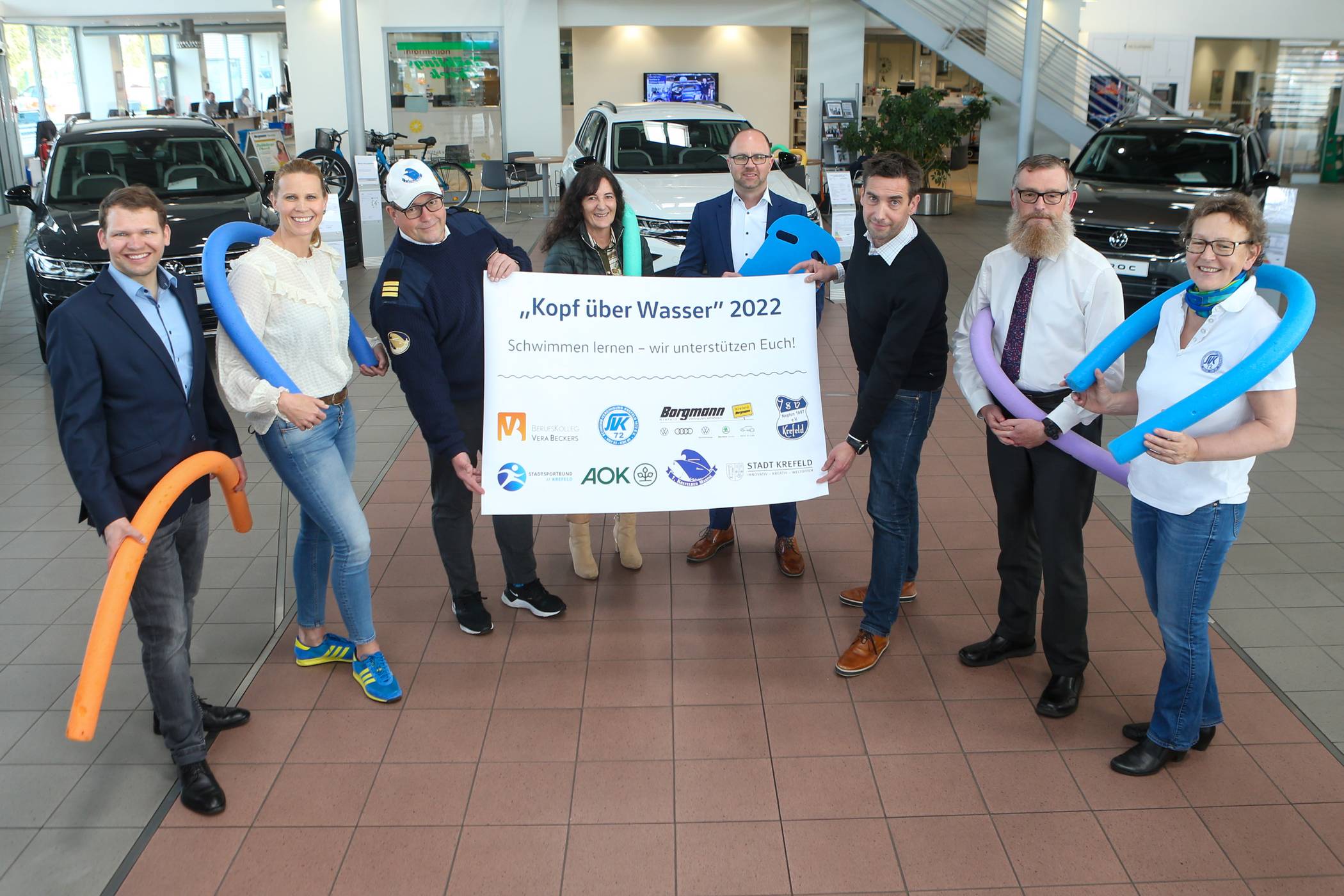 Sven Köhler vom Berufskolleg Vera Beckers, Anne Poleska-Urban, Thilo Zickler für den 1. Krefelder Marine Verein, Sabine Bayer, Leiterin AOK Krefeld, Marco Gröning, Verkaufsleiter VW Pkw bei Borgmann, Jens Sattler vom Stadtsportbund, Thomas Nohr vom SV Neptun und Julia Vogel für den SVK 72 trafen sich im Autohaus Borgmann, um die dritte Auflage des Projektes vorzustellen.