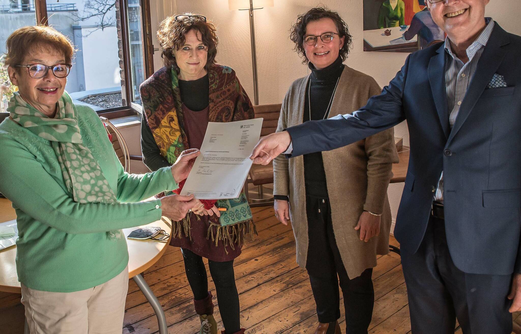  Kreisgesundheitsdezernent Karsten Mankowski und Kreisgesundheitsamtsleiterin Barbara Albrecht (2.v.r.) überreichen eine Kooperationsvereinbarung zum Verhütungsmittelfonds an die Vorsitzende Doris Hermichen (1.v.l.) und Christa Schwandner vom Verein „Frauen beraten/donum vitae e.V. Kreis Neuss“. 
  