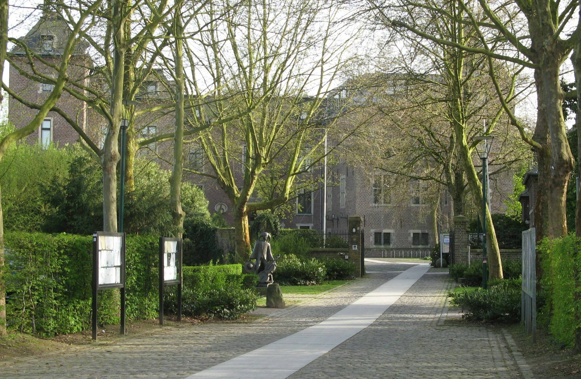  Die Radroute des Monats April führt auf den Spuren der EUROGA 2002plus auch zum Schloss Neersen.  