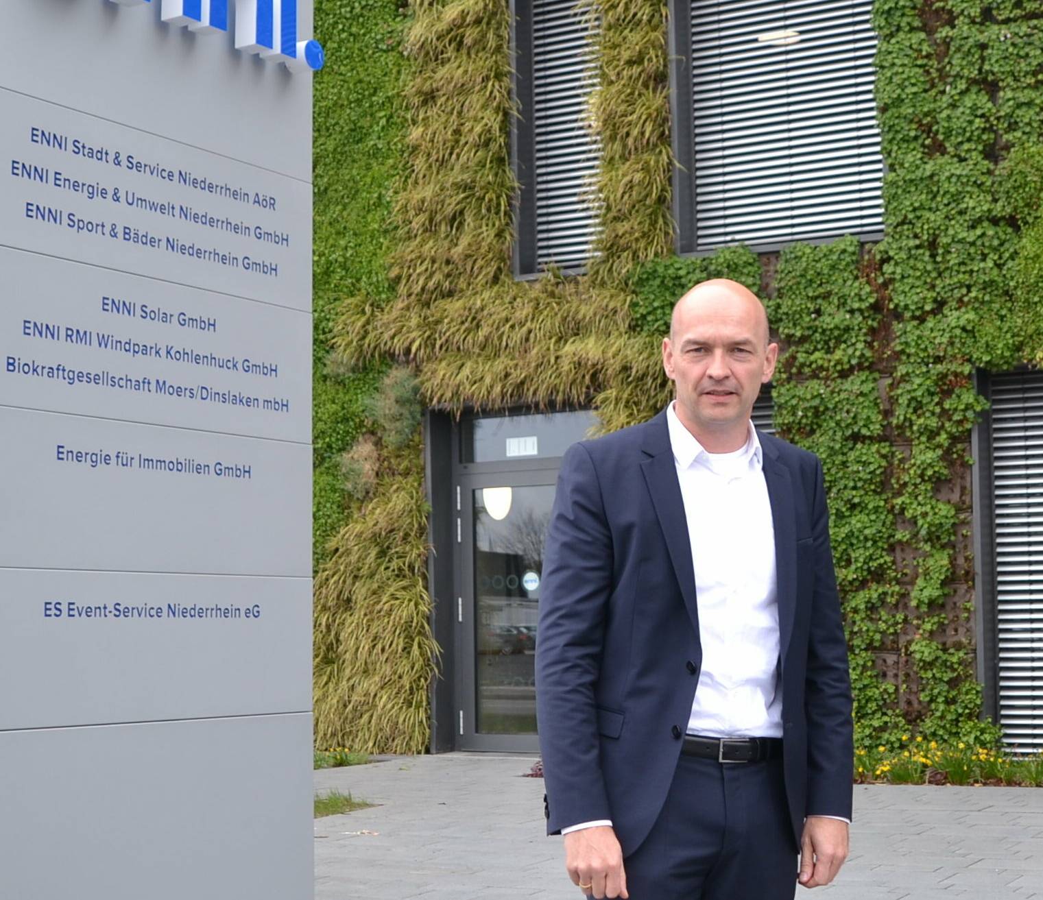  Die Fassade am neuen Unternehmenssitz setzt schon mal auf Grün, und auch sonst schließt sich Enni-Geschäftsführer Kai Gerhard Steinbrich Bundeswirtschaftsminister Robert Habeck an: „Sparen und Speicher füllen!“ 