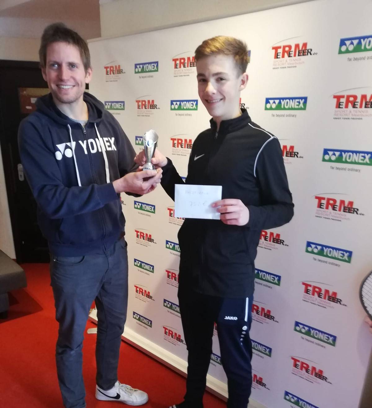  Turnierleiter Max Sander (l.) – hier mit Champion Jerome Lehmann – freute sich über faire Spiele und gutes Jugendtennis beim Evolution Cup. 
  