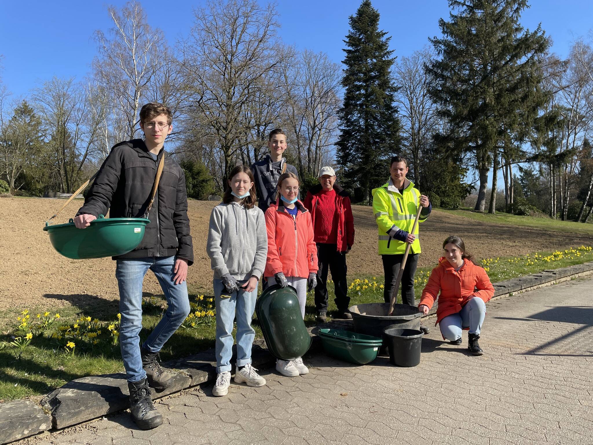  Bei schönstem Frühlingswetter hat die NABU-Jugendgruppe „Waldfreunde“ mit Unterstützung von mags auf dem Friedhof an der Preyerstraße eine Wildblumenwiese angelegt.  