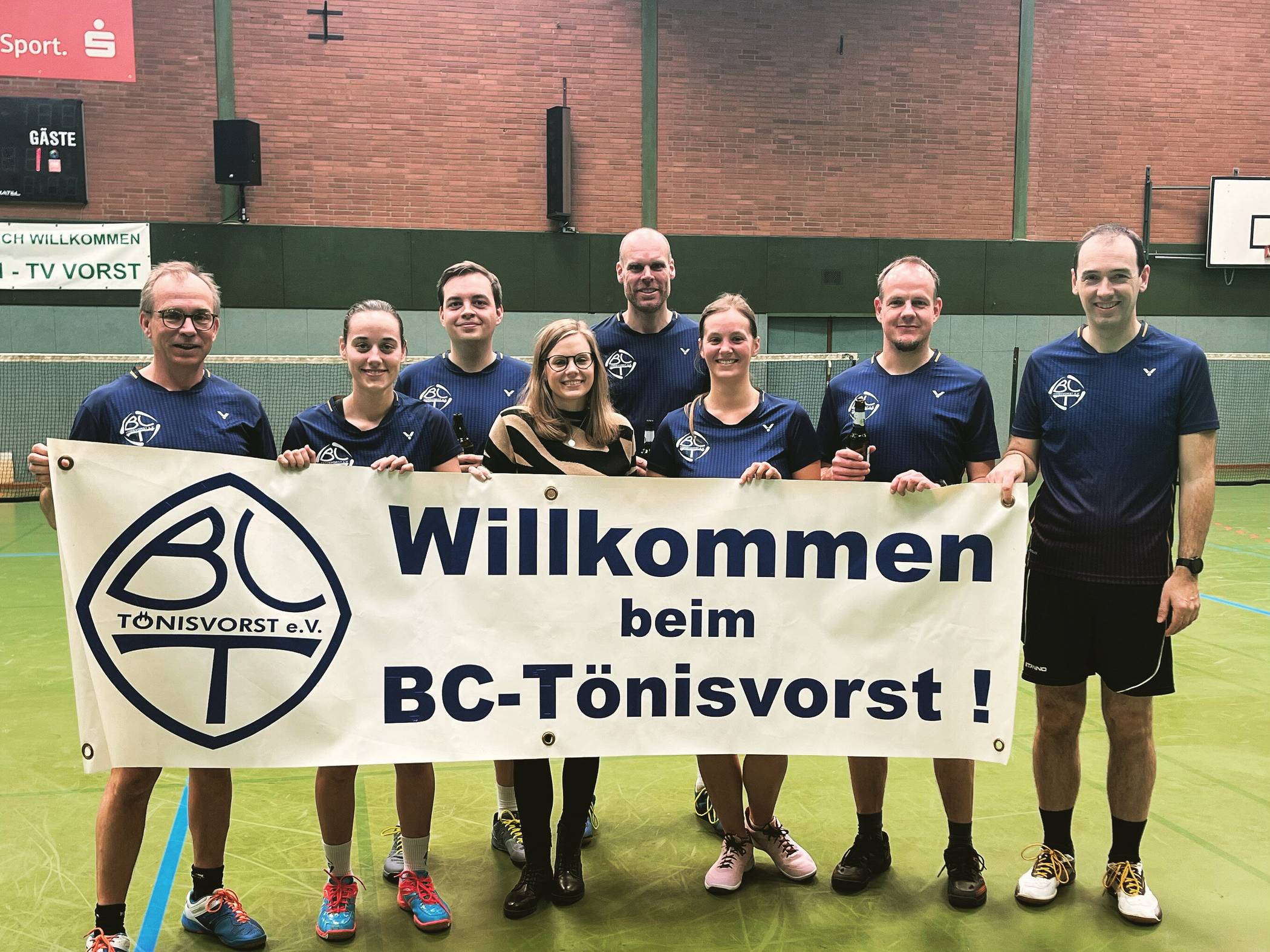 Der Badminton Club Tönisvorst – hier die 2. Mannschaft nach ihrem Aufstieg in die Bezirksklasse – und fünf weitere Tönisvorster Sportvereine heißen ukrainische Geflüchtete herzlich in ihren Reihen willkommen.