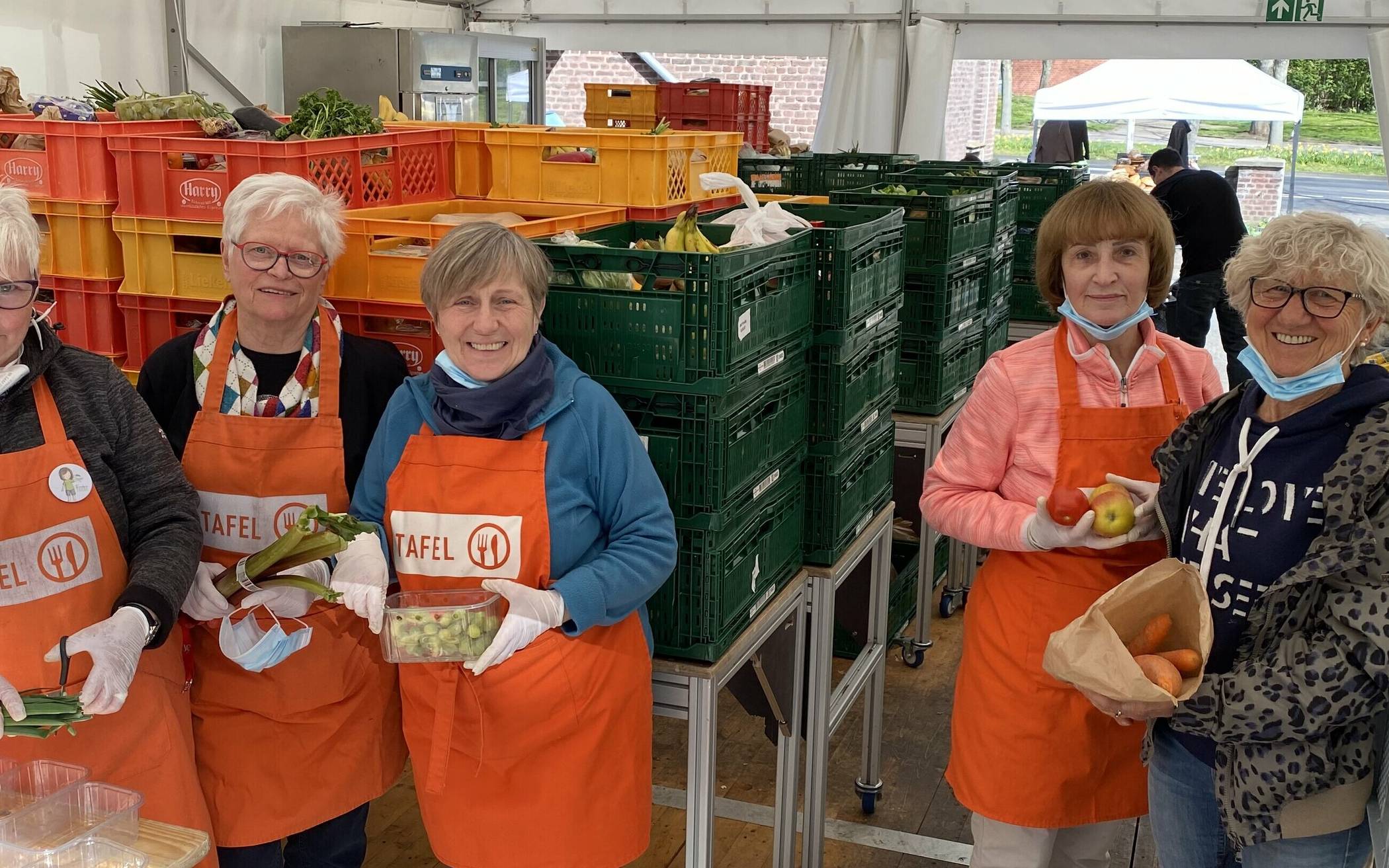 Tafel-Vorsitzende Luzia Witthake (r.) und ihr