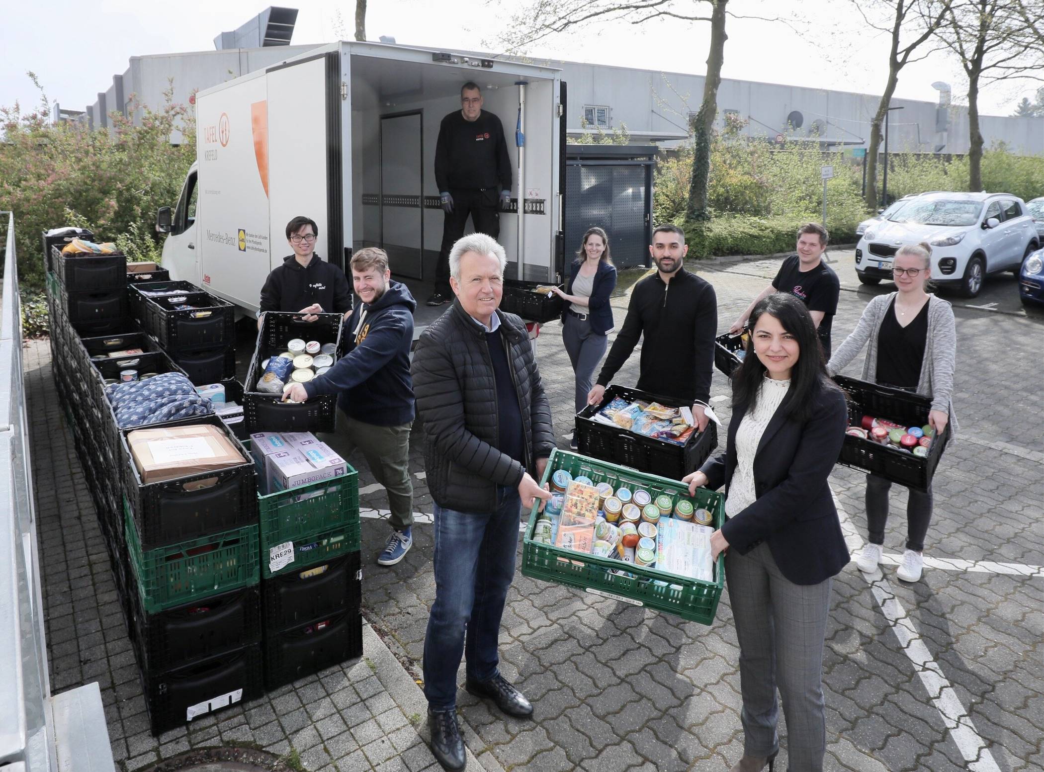  Übergabe: Die Azubis der Stadtverwaltung übergeben ihre Sammlung an Ulrich Kleina von der Krefelder Tafel. Mit dabei auch Krefelds Personaldezernentin Cigdem Bern. Foto: Stadt Krefeld, Dirk Jochmann 