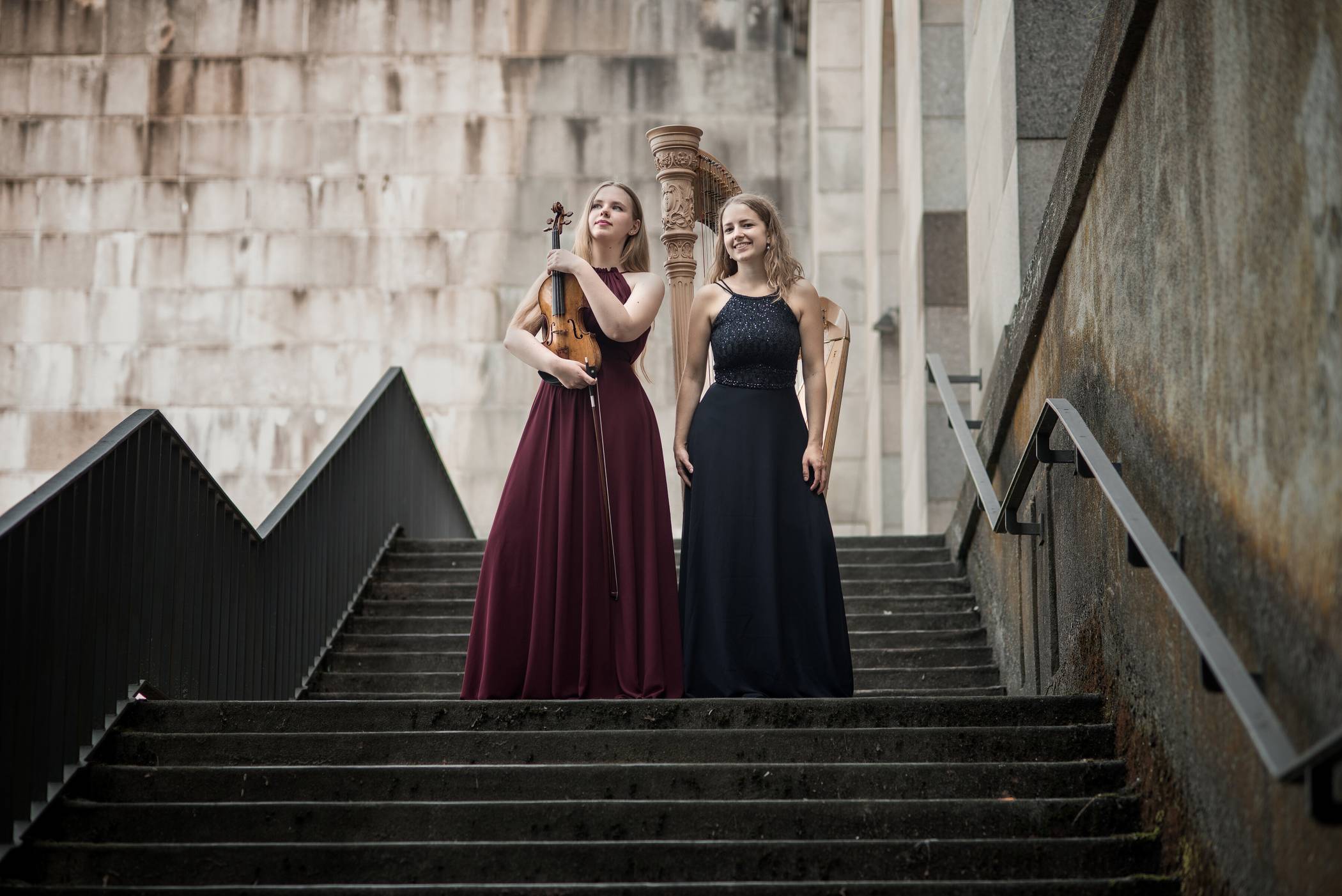  Das Duo Calanthe spielt beim Serenadenkonzert am Freitag, 29. April, um 20 Uhr im oberen Rittersaal der Burg Linn in Krefeld. Dort stellen sich Mascha Wehrmeyer (Violine) und Lea Maria Löffler (Harfe) mit ihrem Programm „Bouquet de fleurs“ mit Werken von Spohr, Fauré, Ysaÿe und vielen anderen vor.  