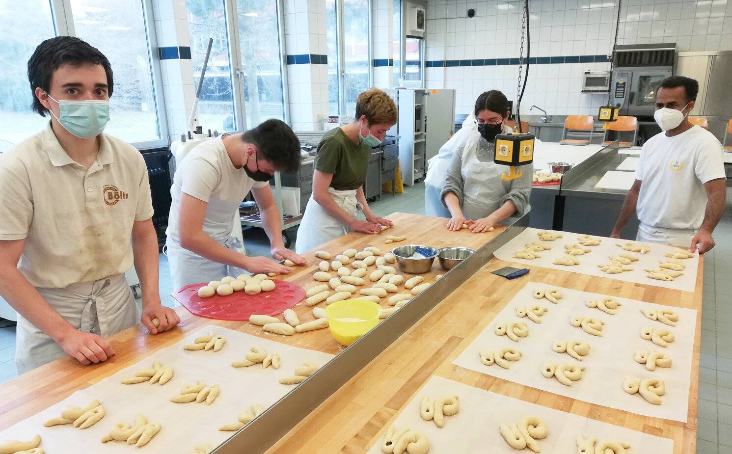 Die Bäcker- und Konditor-Auszubildenden der Mittelstufenklassen des BK Glockenspitz backten und verkauften leckeres Ostergebäck. Der Erlös ging an die Ukraine-Hilfe.  Fotos: Berufskolleg Glockenspitz