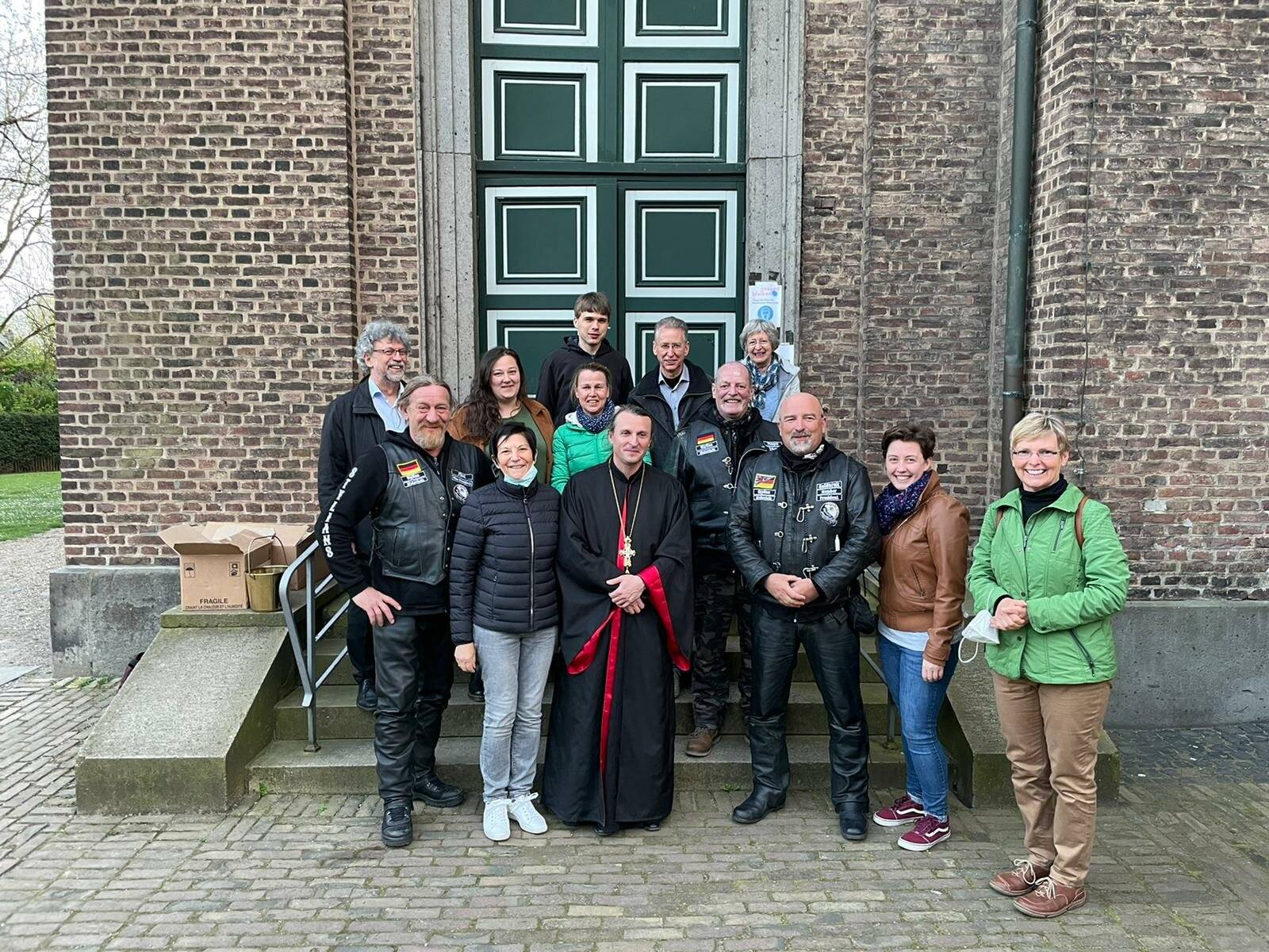 Pfarrer Chayka, Mitglieder der Stylians for Kids und des Gemeinderates, Gemeindereferentin Maria Pesch (r.) und weitere helfende Gemeindemitglieder beim Gottesdienst am vergangenen Sonntag. 