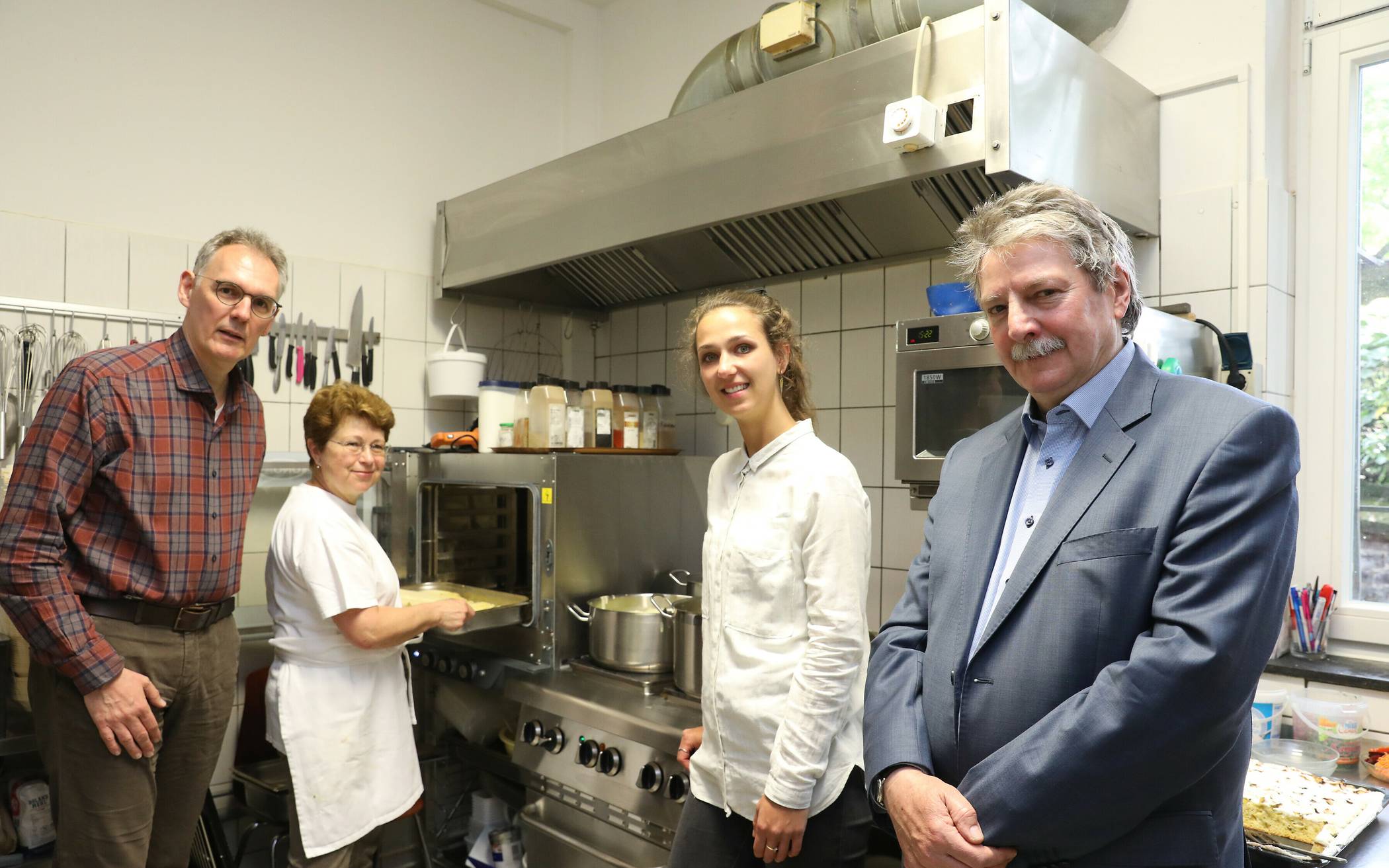 Ralf Jüngermann (l.) übergab für die Schaffrath Stiftung einen neuen Gasherd und einen Konvektomat an Ella Heiniz, Justine Krause und Karl Sasserath vom Arbeitslosenzentrum Mönchengladbach.  