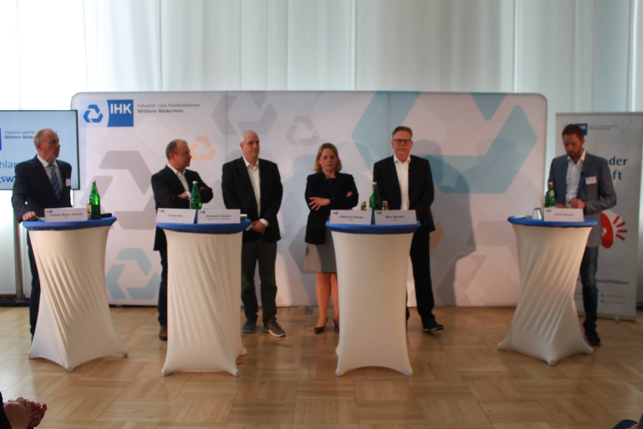  Wahlarena bei der IHK: Diskussionsleiter Dieter Könnes (r.) stellte dem Auditorium die Landtagskandidaten des Nordbezirks vor: (v.r.) Marc Blondin (CDU), Katharina Nowak (SPD), Benjamin Zander (Grüne), Daniel Dick (FDP) und Thomas Mayer-Steudte (AfD).  
