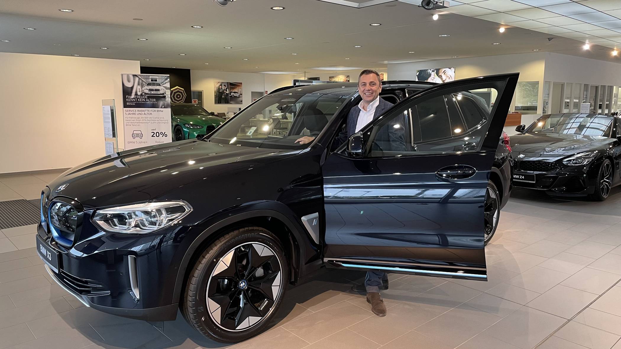 Mario Schmitter präsentiert den BMW iX3. Er kann während der Markenvielfalt  Probe gefahren werden.  Dank des serienmäßigen M Sportpakets im neuen Design zeigt sich der neue BMW iX3 sportlicher denn je. Aerodynamische Elemente und blaue Akzente bringen die elektrische Natur des Antriebs voll zur Geltung. Ob für kurze oder längere Fahrten – mit einer Reichweite (WLTP) von bis zu 461 km und einem Stromverbrauch von 18,9-18,5 kWh/100 km ist der neue BMW iX3 für jede Strecke ideal geeignet. Stromverbrauch kombiniert in kWh/100 km: - (NEFZ) / 18,9-18,5 (WLTP); Elektrische Reichweite (WLTP) in km: 453-461.