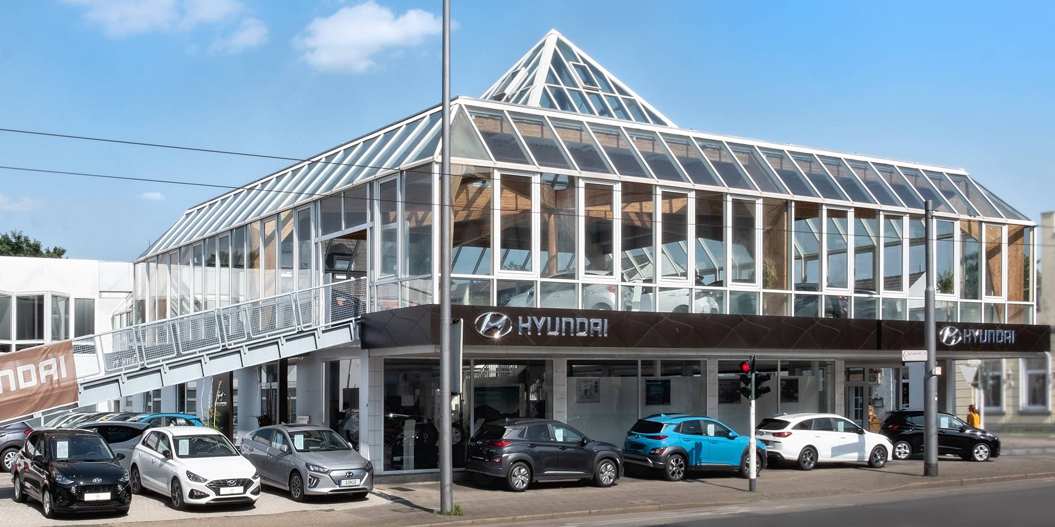  Das Autohaus Thüllen in Krefeld an der Kölner Straße.  