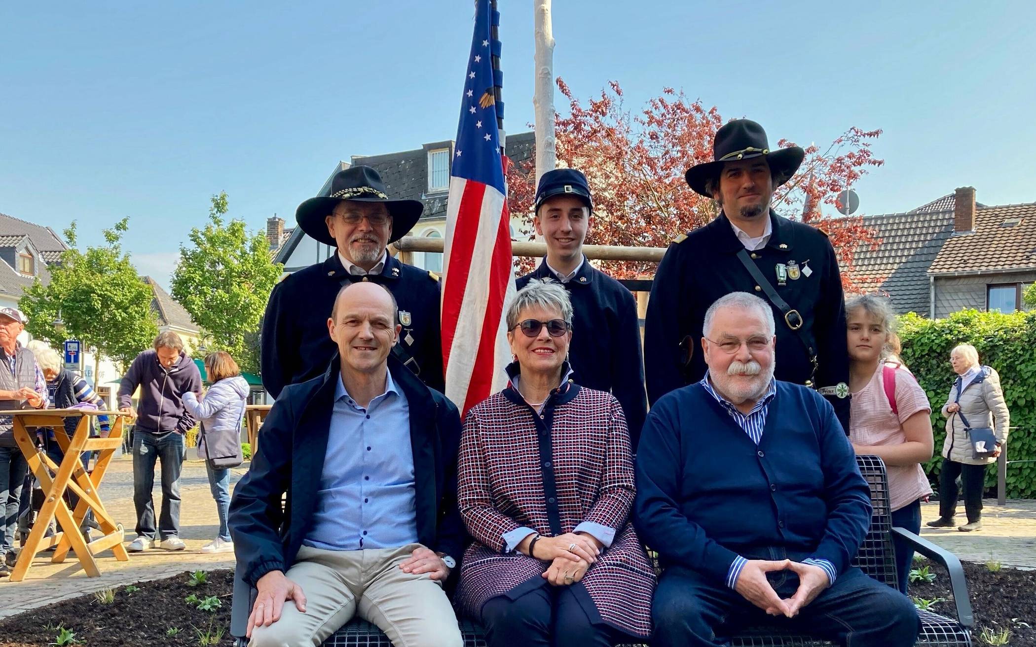 Schönes Plätzchen: Michael Betsch, Petra Schoppe und Franz-Josef Jürgens auf einer der neuen Bänke sitzend (v. l.), dahinter „die Missouris“. 
  