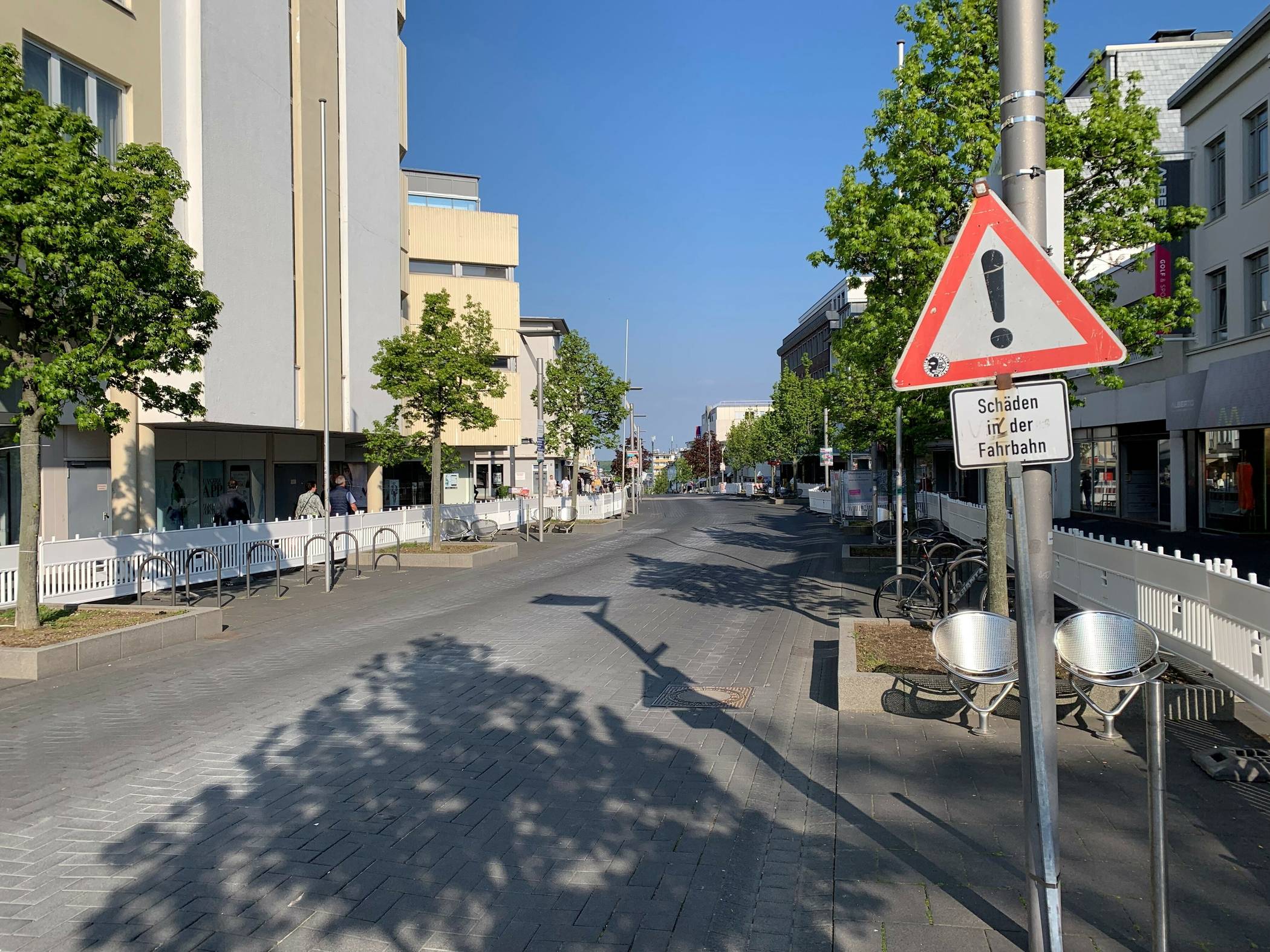  Arbeiten an der Hindenburgstraße sind aus Gründen der Verkehrssicherheit erforderlich. So werden durch einen neuen Belag auch die starken Spurrillen verschwinden. 