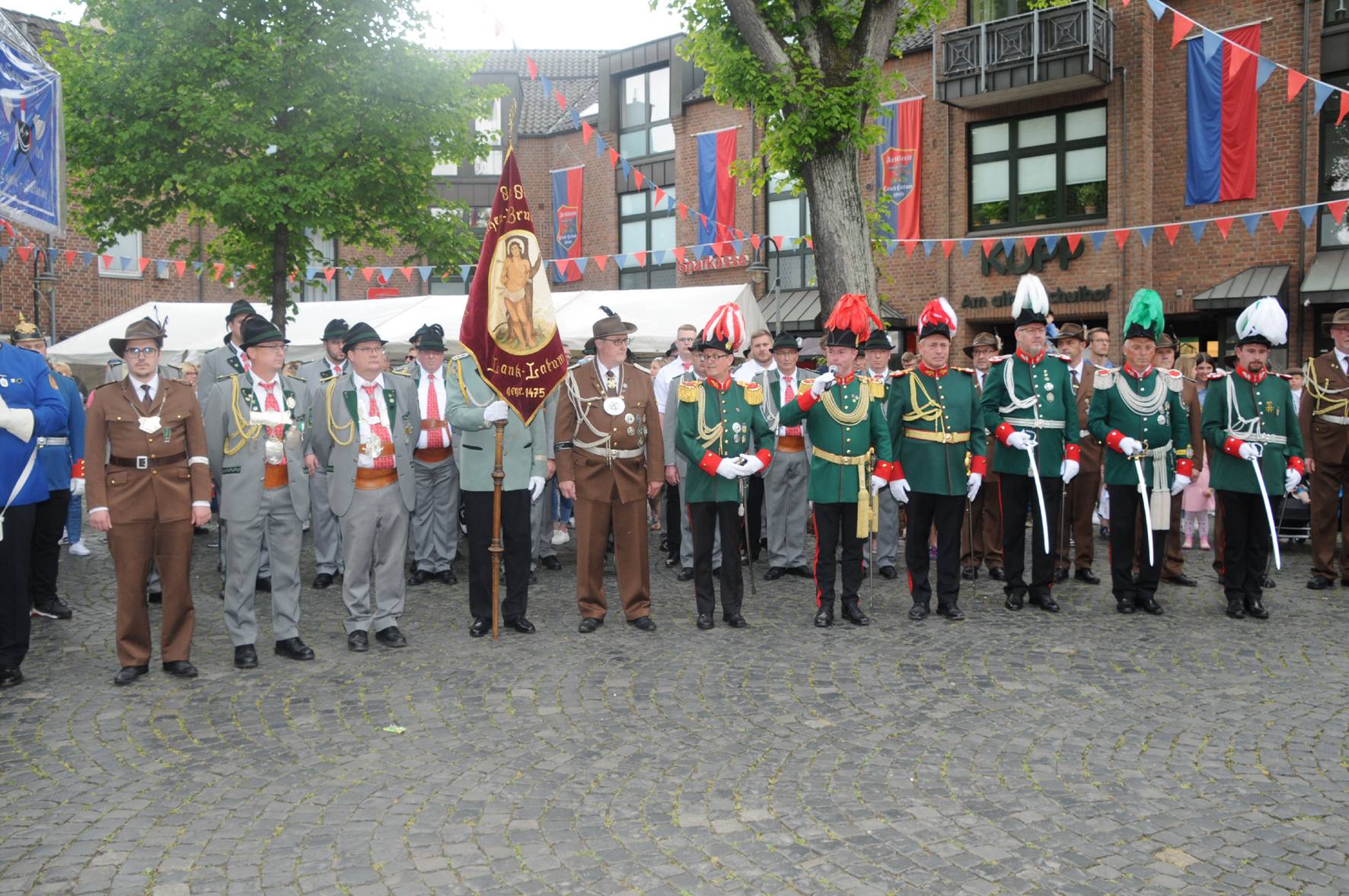  Das amtierende Königshaus mit König Dieter Niedwetzki (2. v.l.) und die Kommandantur der St. Sebastianus-Schützenbruderschaft waren mit dem gesamten Regiment auf dem alten Schulhof in Lank ausgezogen.   