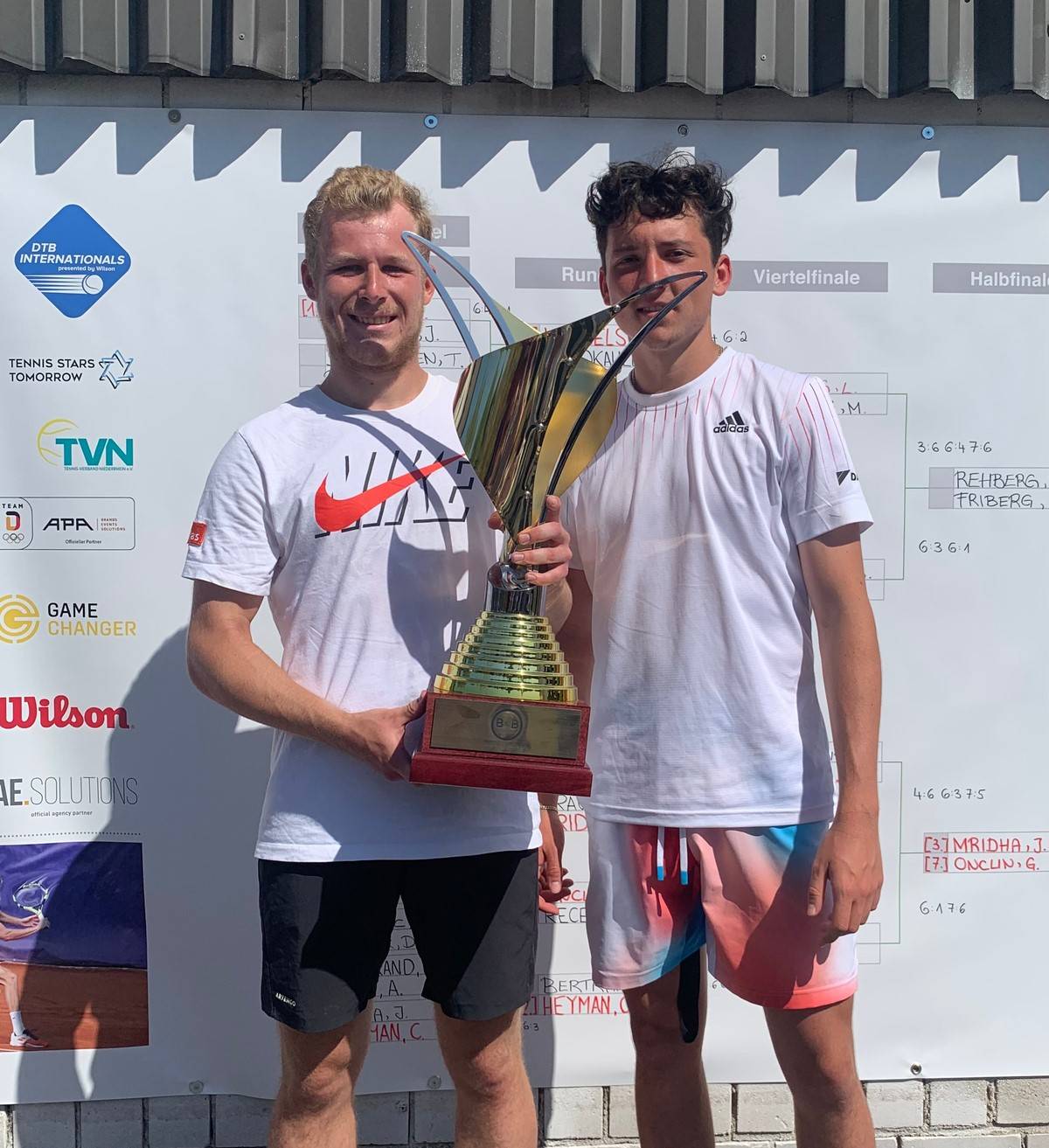  Sieger Gauthier Onclin (l.) und Finalist Max Rehberg nach dem Finale der Kirschbaum International am vergangenen Sonntag. 