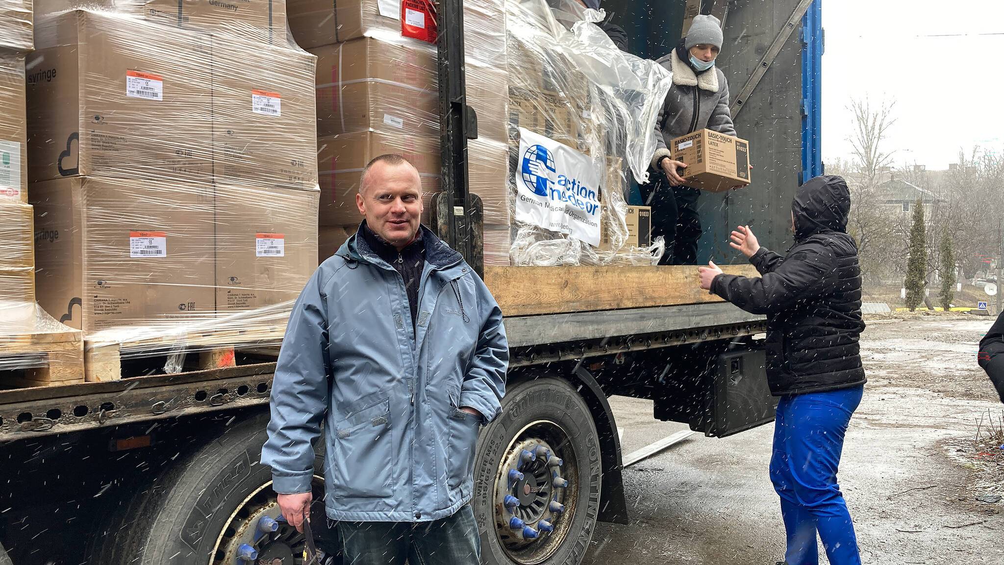 In Ternopil organisiert Yuriy Dar die Weiterleitung der Transporte in alle Regionen der...