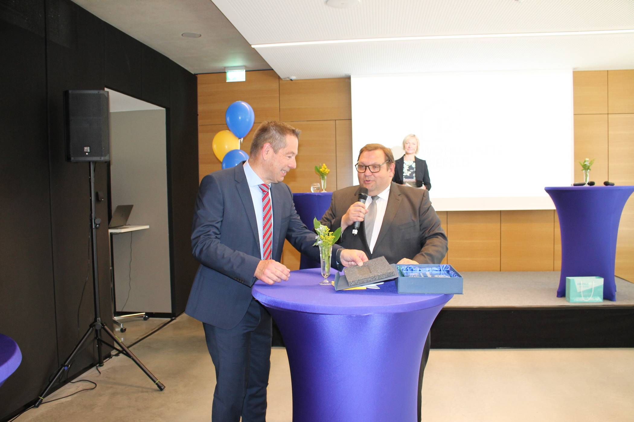 Thomas Siegert, Vorstand der Wohnstätte Krefeld, und Oberbürgermeister Frank Meyer bei der Feierstunde zum 125-jährigen Bestehen der Wohnungsbaugesellschaft.