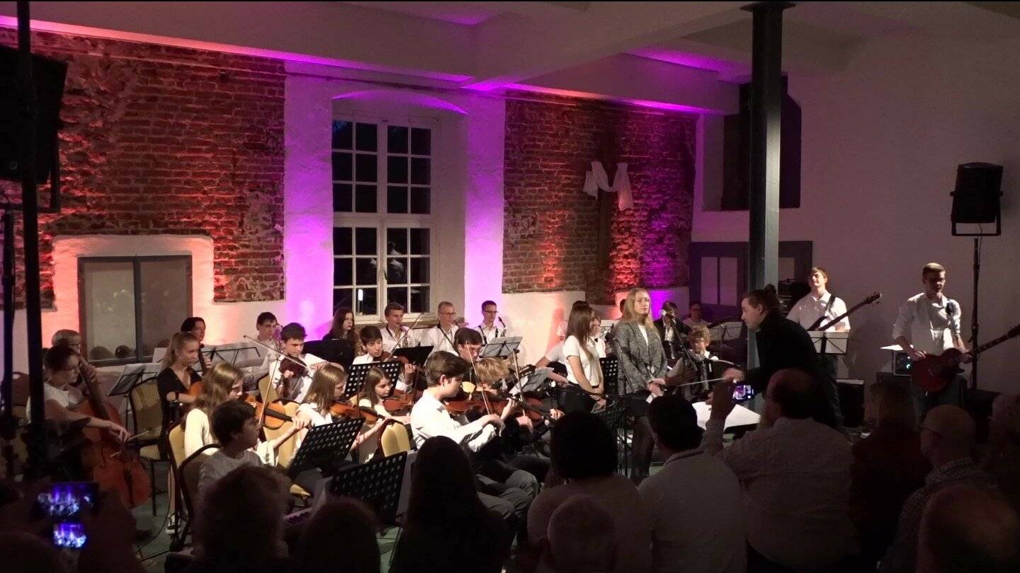 Das Orchester beim Konzert im Wasserschloss Wissen. 