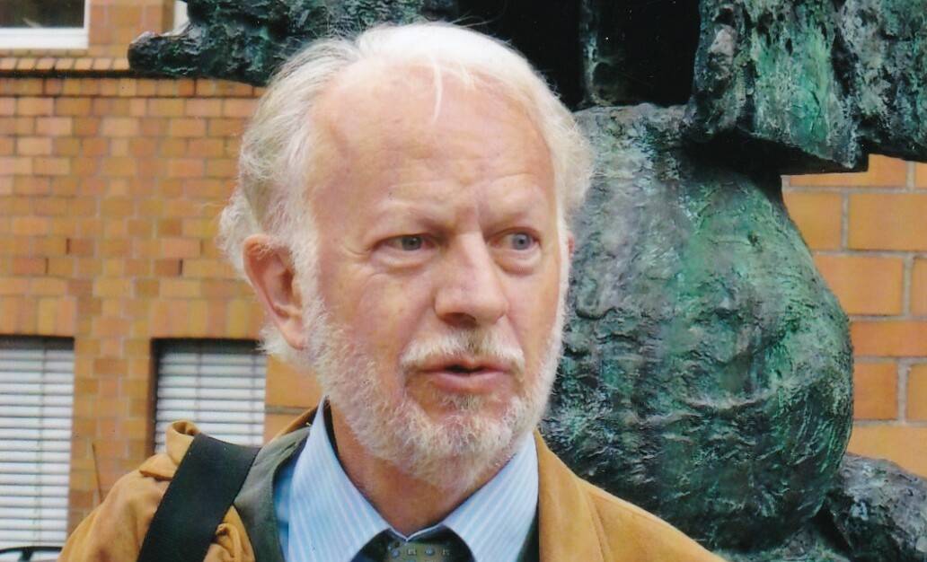  Dr. Albert Pauly  bei einer Führung durch die „Skulpturensammlung Viersen“ im Jahr 2006. Archiv-Foto: privat 