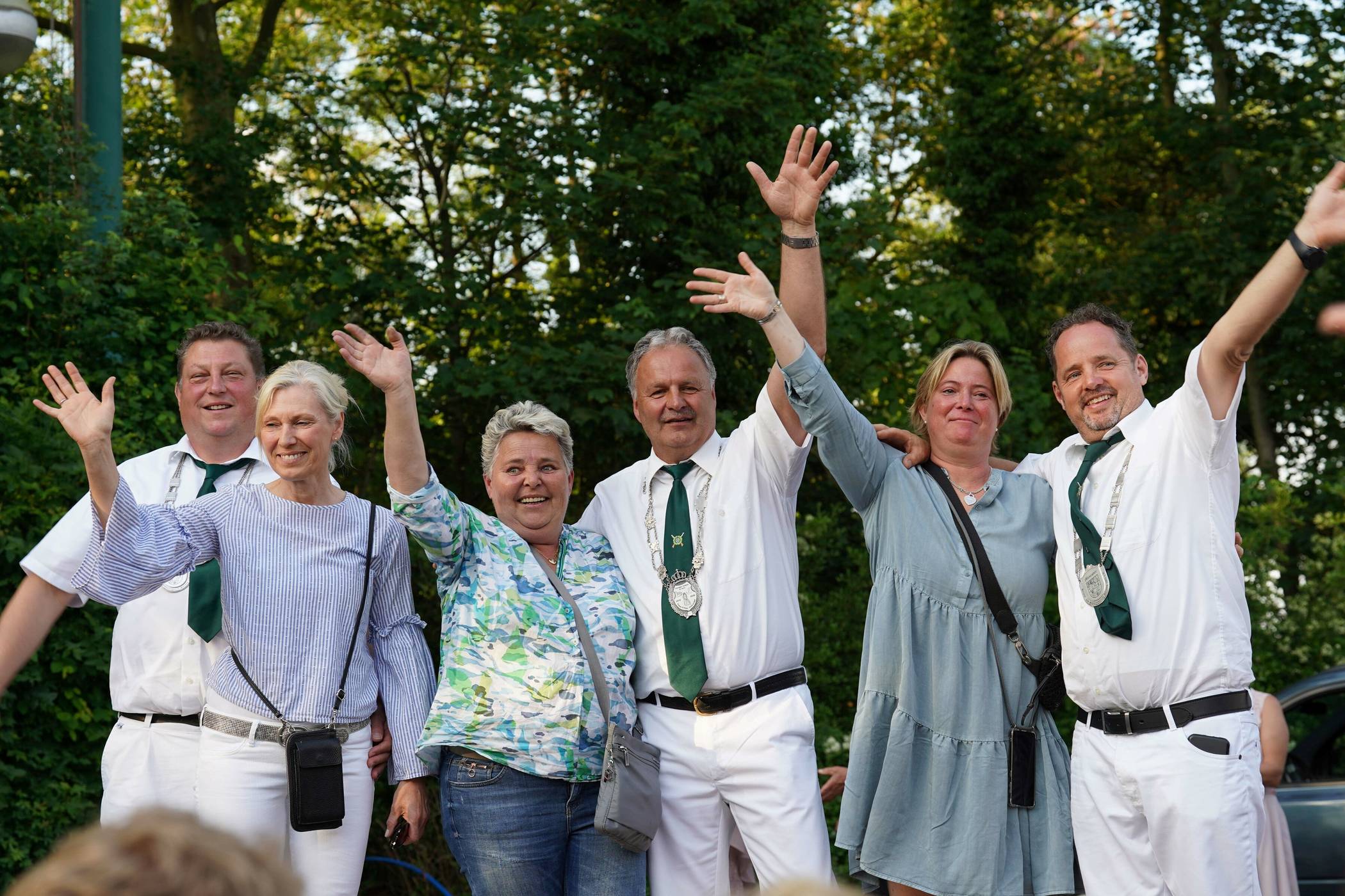  Der neue König Norbert Birgels mit seiner Frau Claudia und den Ministerpaaren Dirk und Petra Giesler (.) sowie Sonja und Frank Wirtz (r.). 