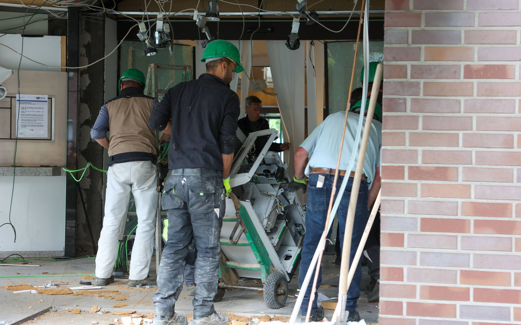 Fahndung ohne Erfolg, erbeutetes Geld durch Farbpatrone unbrauchbar