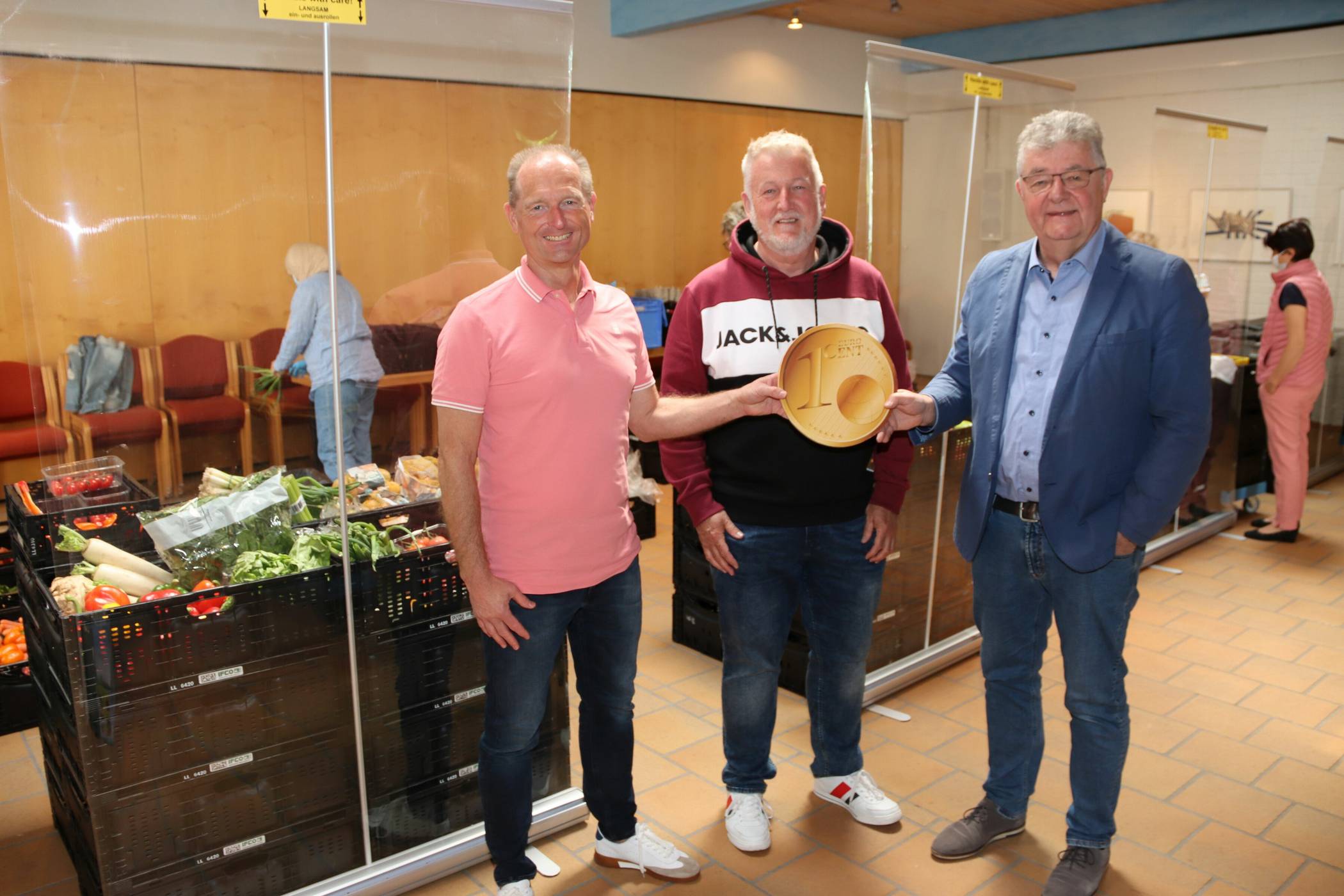  Der Personalratsvorsitzende der Stadt Meerbusch Ulrich Mombartz, übergab jetzt exakt 1 236 Euro an Wolfgang Wissen und Dirk Thorand vom Verein „Meerbusch hilft“ (v.r.). 