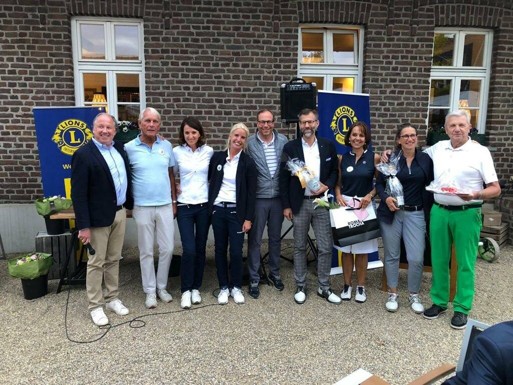 Siegerehrung beim Charity-Golfturnier des Lions Club Düsseldorf-Meererbusch (v.l.): Clubpräsident Claus Lenzmann, die Organisatoren Jürgen Helf, Dr. Uta Solbach und Stephanie Lenzmann sowie die Turniergewinner Dr. Matthias Köstering, Dr. Christopher Kallen, Svea Kordt, Petra Schneider und Rainer Wieland.   