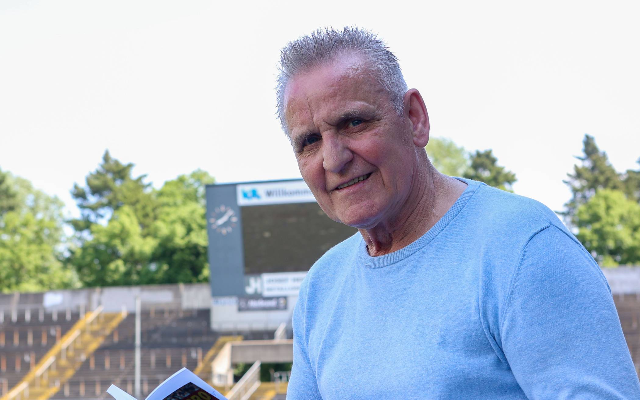 Werner Vollack in seinem&nbsp;„Wohnzimmer“. Der Uerdinger Kult-Torwart schrieb nun seine Autobiografie. Am Dienstag wird er zu einer Signierstunde im Mediencenter Krefeld zu Gast sein.		Foto: Samla