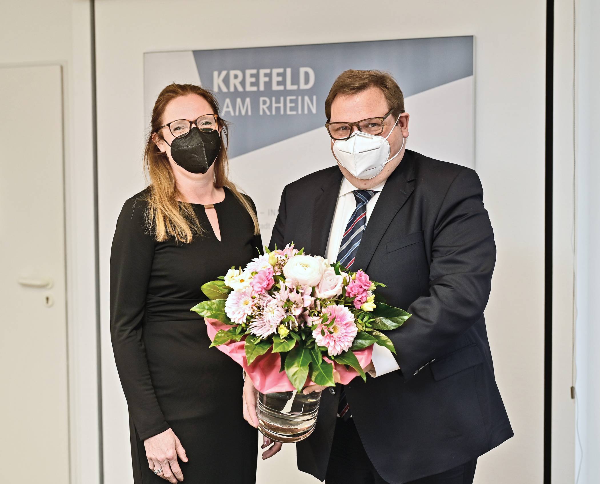 Oberbürgermeister Frank Meyer begrüßt die neue Leiterin des Gesundheitsamts, Kirstin Lintjens. Foto: Stadt Krefeld, Presse und Kommunikation, A. Bischof