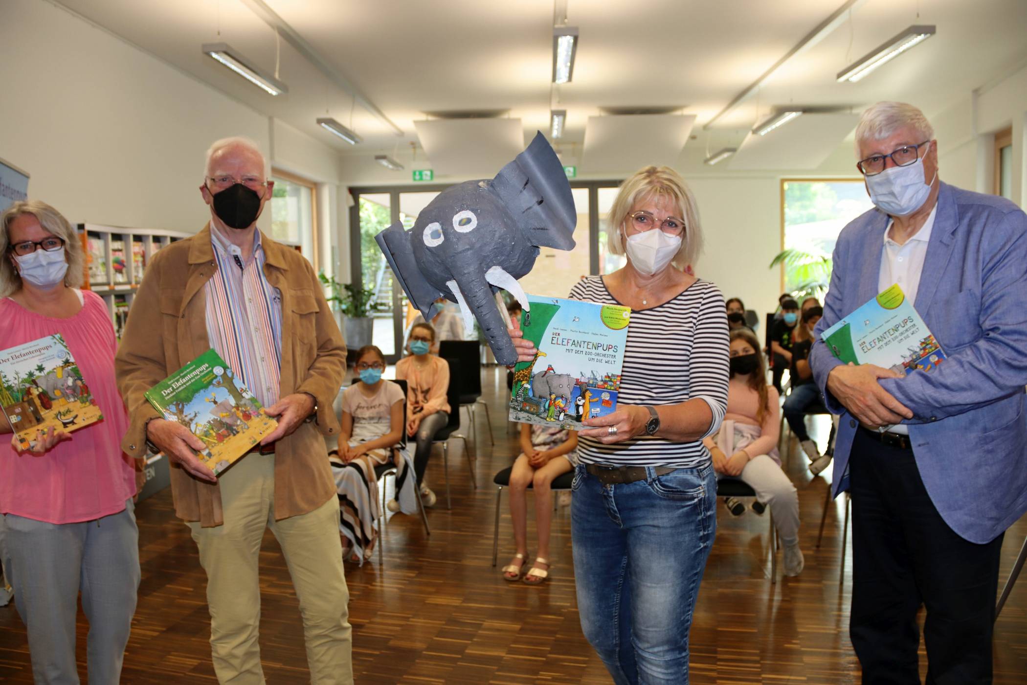 Kinderbuchautorin Heidi Leenen (2.v.r.) hat den Viertklässlern der Adam-Riese-Schule aus ihrem Buch „Der Elefantenpups – mit dem Zoo-Orchester um die Welt“ vorgelesen. Möglich machten das neben der Kinderstiftung „Lesen bildet“ auch Heribert Schween (2.v.l.)&nbsp; vom Meerbuscher Kulturkreis und Dr. Lothar Beseler von der Bürgerstiftung „Wir für Meerbusch“. Bettina Schüren, stellvertretende Leiterin der Stadtbibliothek, freute sich über das Angebot in ihrem Hause. 