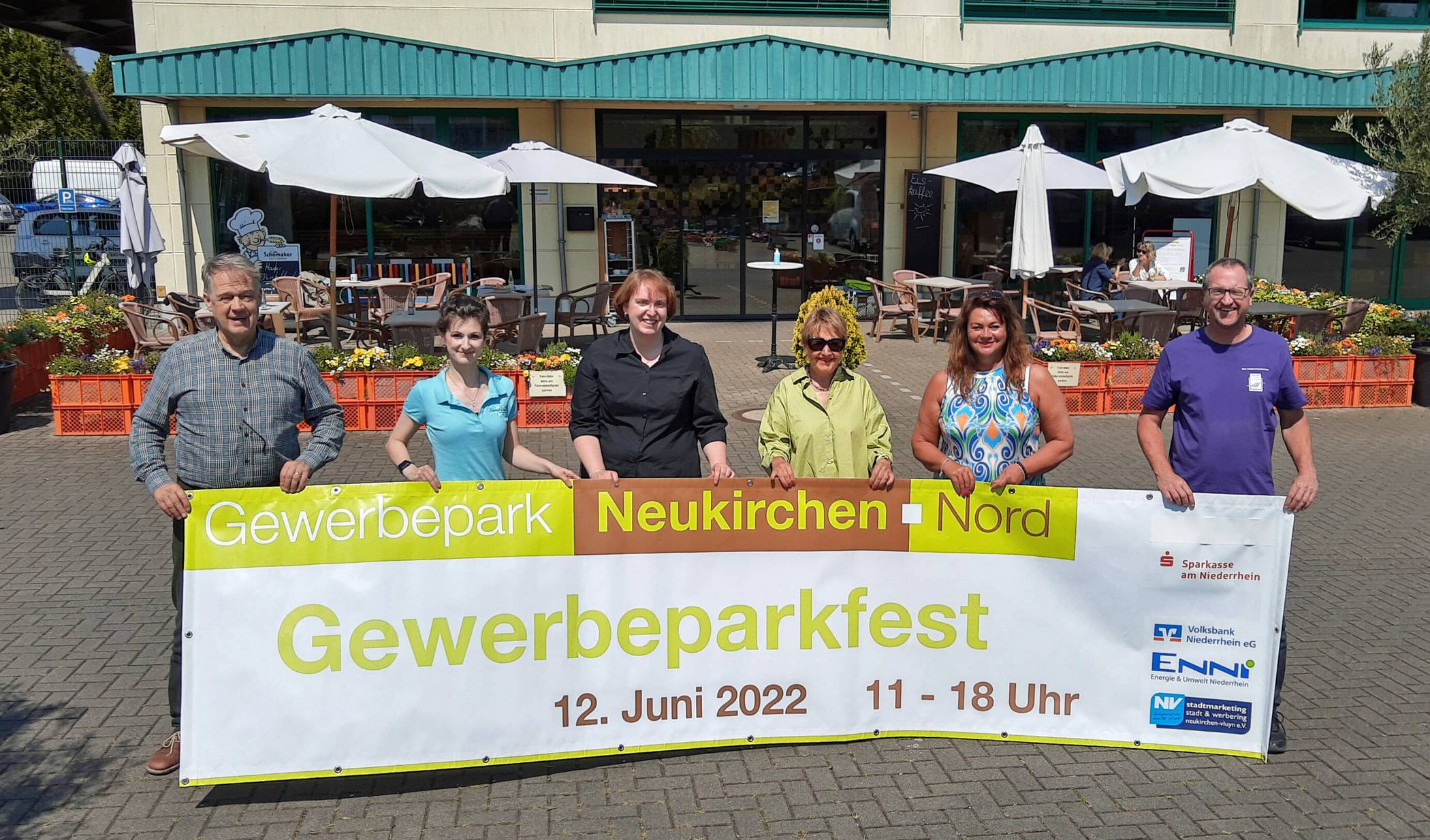 Die Organisatoren des Gewerbeparkfests laden ein (v.l.): Andreas Schomaker (Biobäckerei Schomaker), Désirée Burger (Kunst(t)räume), Sabrina Daubenspeck (Stadtverwaltung), Rosemarie Kinzel (Kunstschmiede Kinzel), Elsa Bertz (Bertz Getränke Automaten Service) und Torsten Stückert (Friedhofsgärtnerei Stückert). 