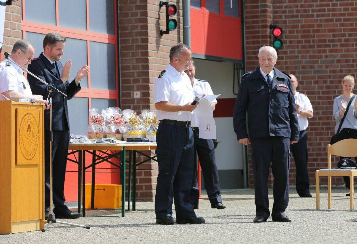  Der Vorsitzende des Verbandes der Feuerwehren im Rhein-Kreis Neuss, Stefan Meuter, gratuliert dem ehemaligen Stadtbrandmeister der Feuerwehr Meerbusch, Peter Thoelen, zur 70-jährigen Mitgliederschaft in der Feuerwehr. 