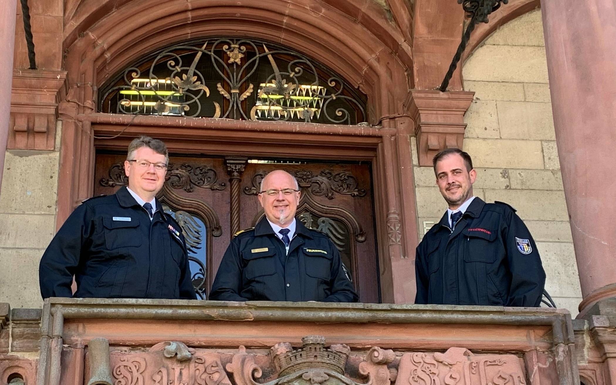  Einheitsführer Markus Magoley (Günhoven/Kothausen), Feuerwehrchef Dirk Schattka und Guido Stappmanns, Sprecher der Freiwilligen Feuerwehr (v.r.), am Rathaus Rheydt, wo sie über das „Zusammenwachsen“ der Einheiten in einem Pressegespräch informierten. 
