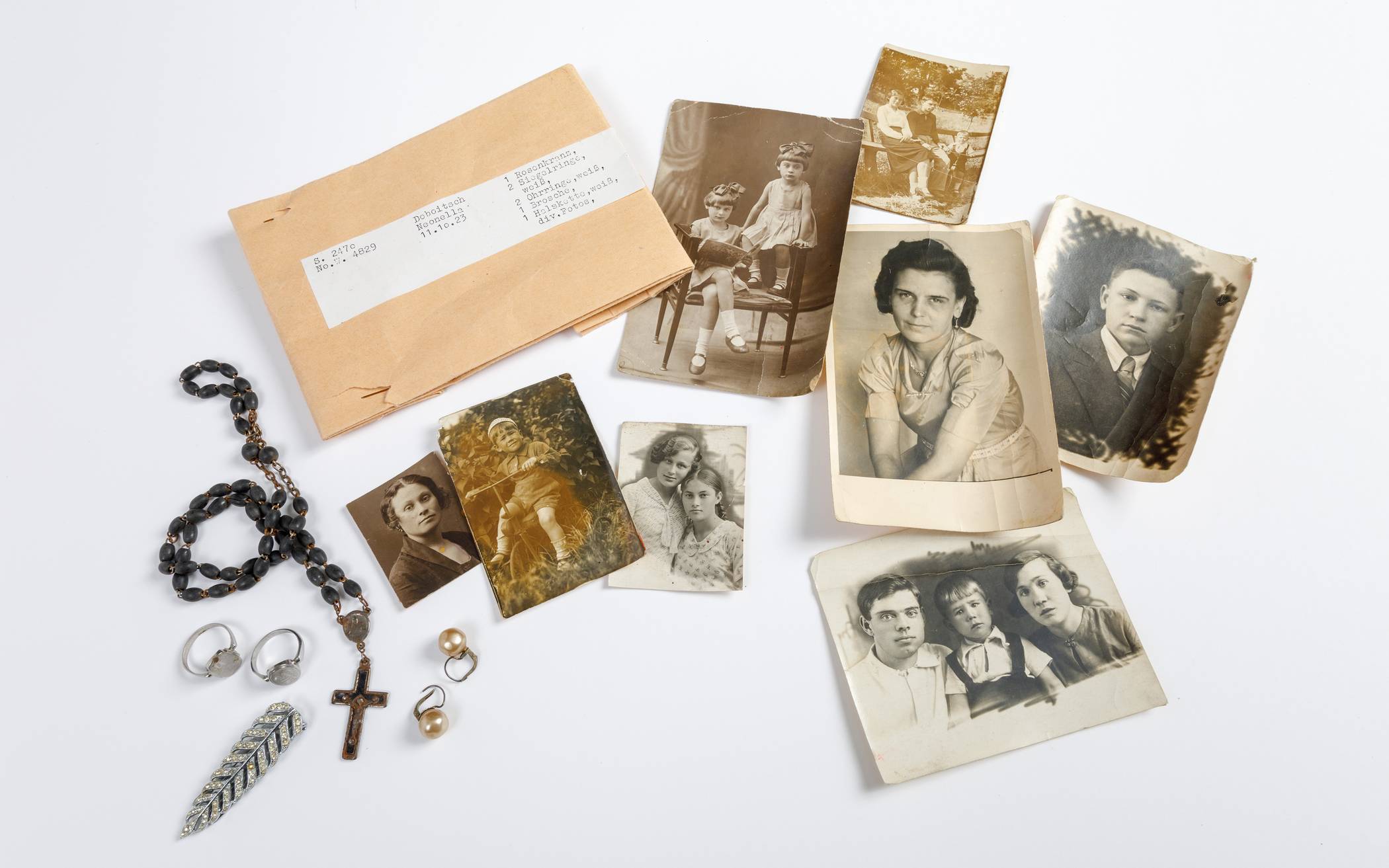  Diese Gegenstände und Fotos gehörten Neonella Doboitsch, geboren am 11. Oktober 1923.  