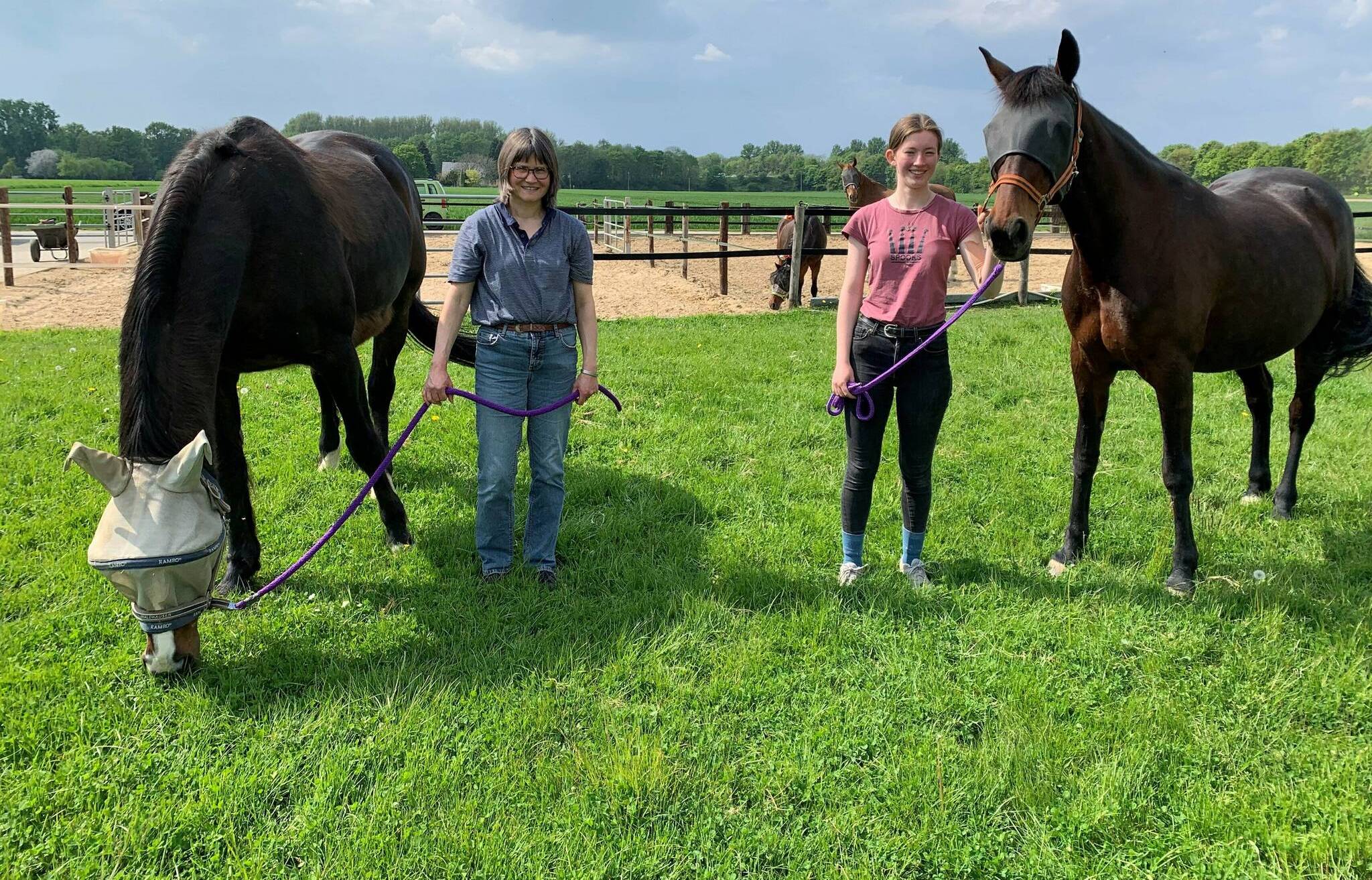  Vereinsvorständin Petra Wintersohl (l.) und die aktuelle Helferin vom Bundesfreiwilligendienst, Nina Reissland, mit Otto (l.) und&nbsp; Lady. 