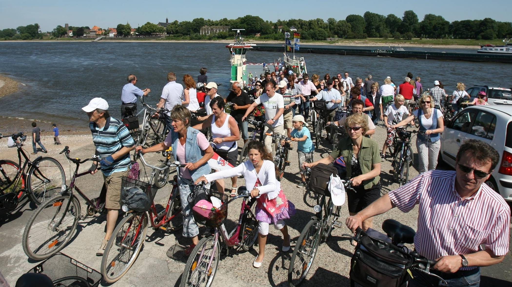 Insbesondere an schönen Sommer-Wochenenden herrscht am Anleger der Rheinfähre Langst-Kierst-Kaiserswerth Hochbetrieb. Im Rahmen der Aufwertung des Umfeldes sollen unter anderem auch die Verkehre besser geordnet werden. 