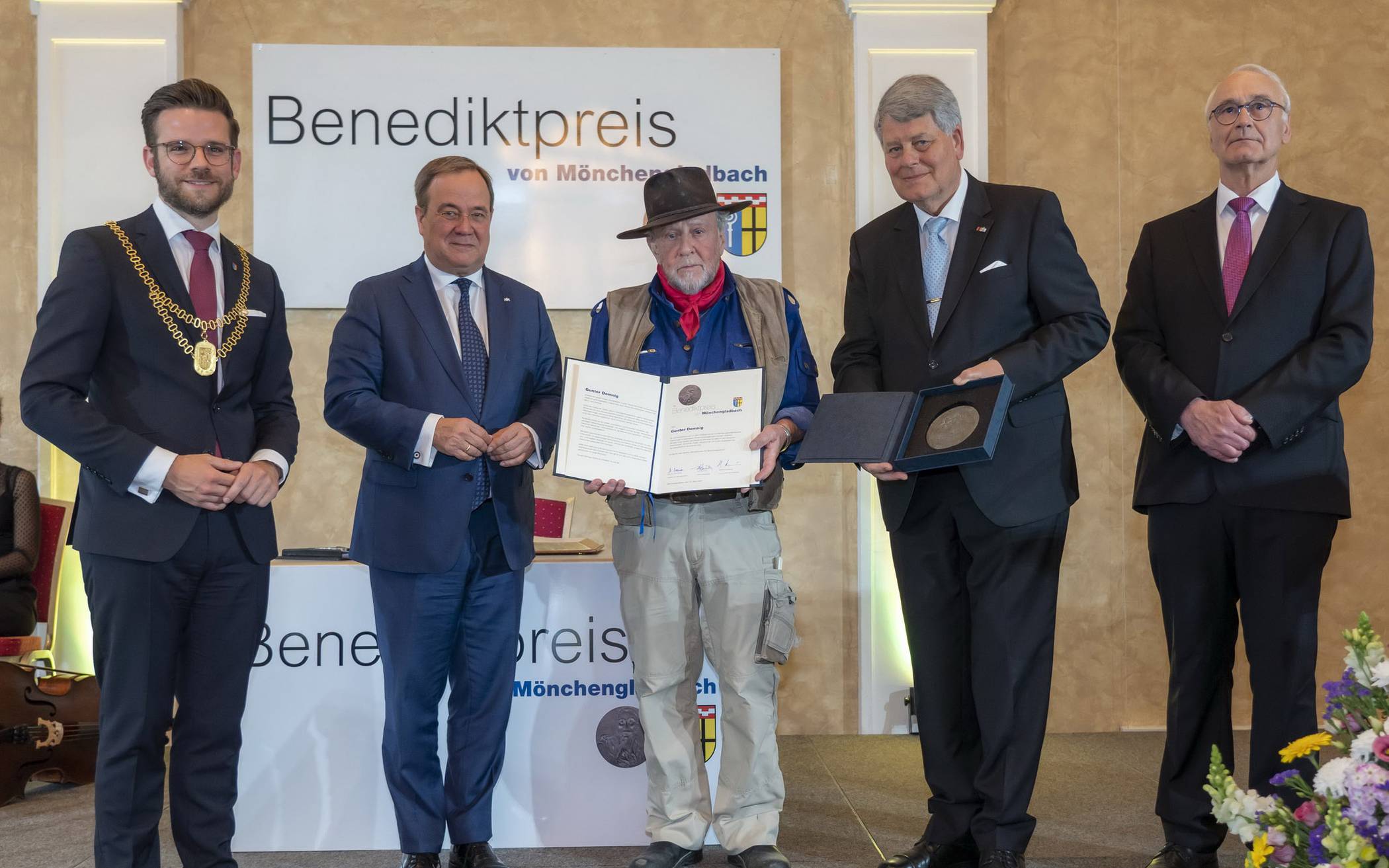 Preisträger Gunter Demnig (Mitte) mit (v.l.)
