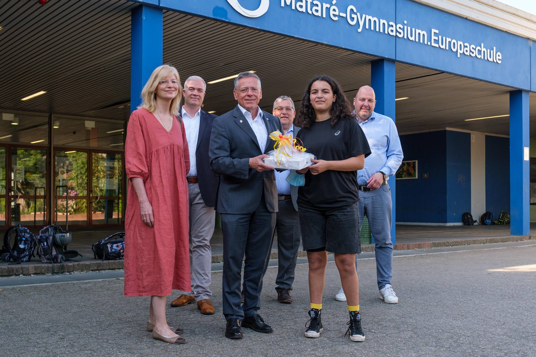  Übergabe des Preises zum „Tag der Logistik“ (v.l.): Claudia Trampen, Markus Walke, Landrat Hans-Jürgen Petrauschke, Thomas Klann, Lina Bouchtat und Christian Dölls. 